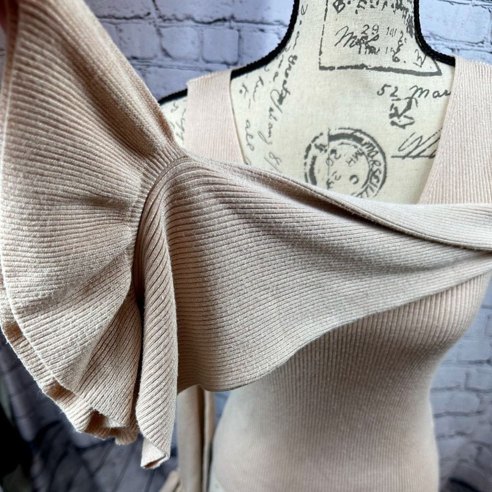 Express Express Cold Shoulder V Neck Bell Sleeve Sweater Blush M Size M / US 6-8 / IT 42-44 - 8 Thumbnail