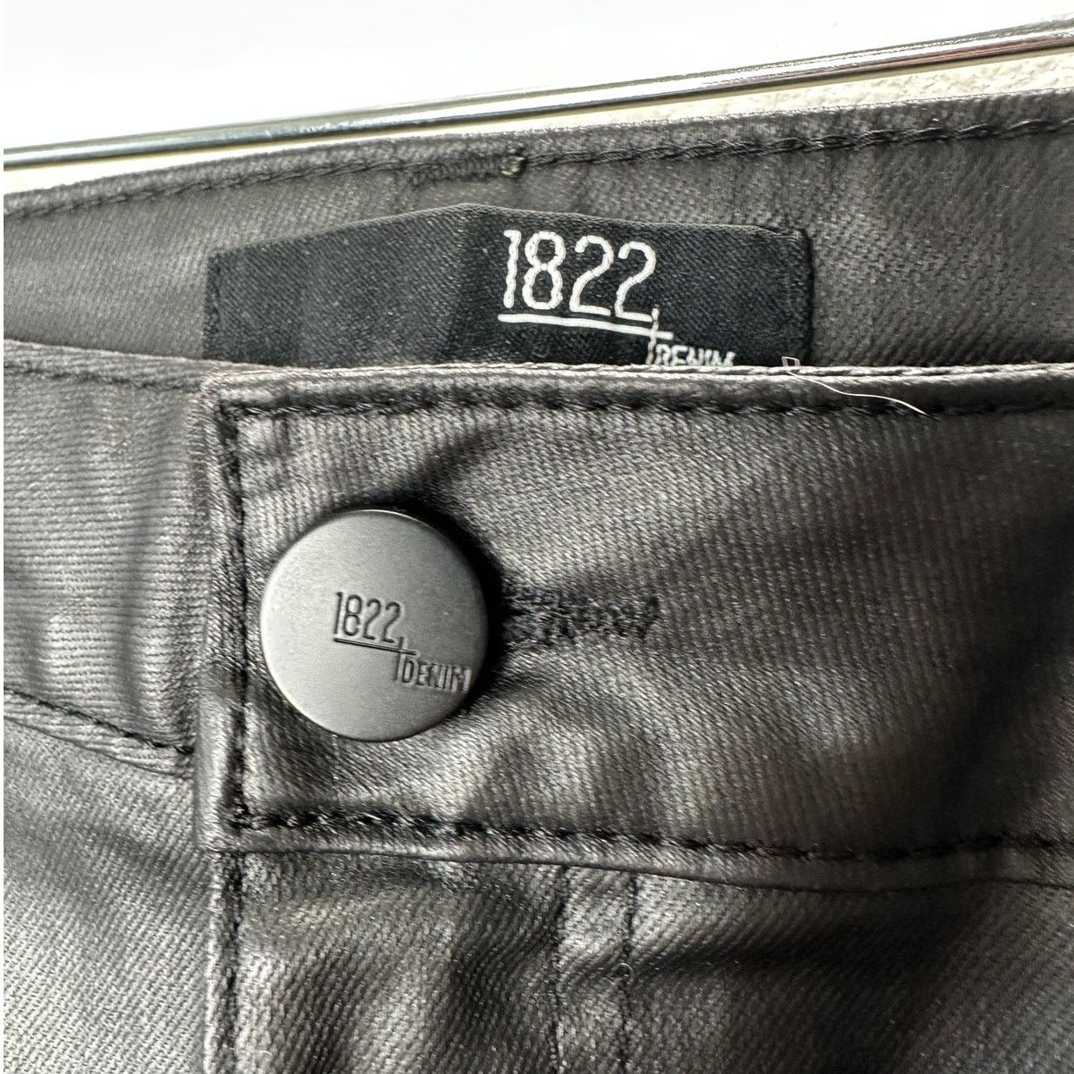 Other 1822 Denim Black Shimmer Leatherette Skinny Pant 30 P / 10 P Size 32" / US 10 / IT 46 - 5 Thumbnail
