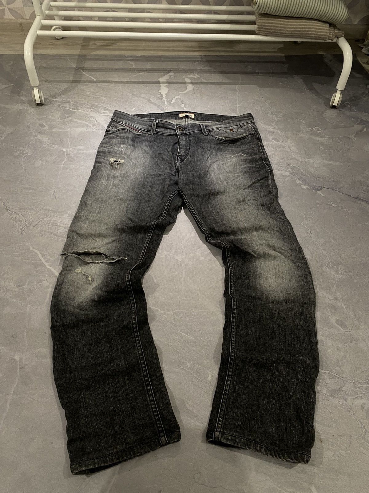 Tommy Hilfiger Tommy Hilfiger Distressed Wash Slim Fit 90s Size US 34 / EU 50 - 1 Thumbnail
