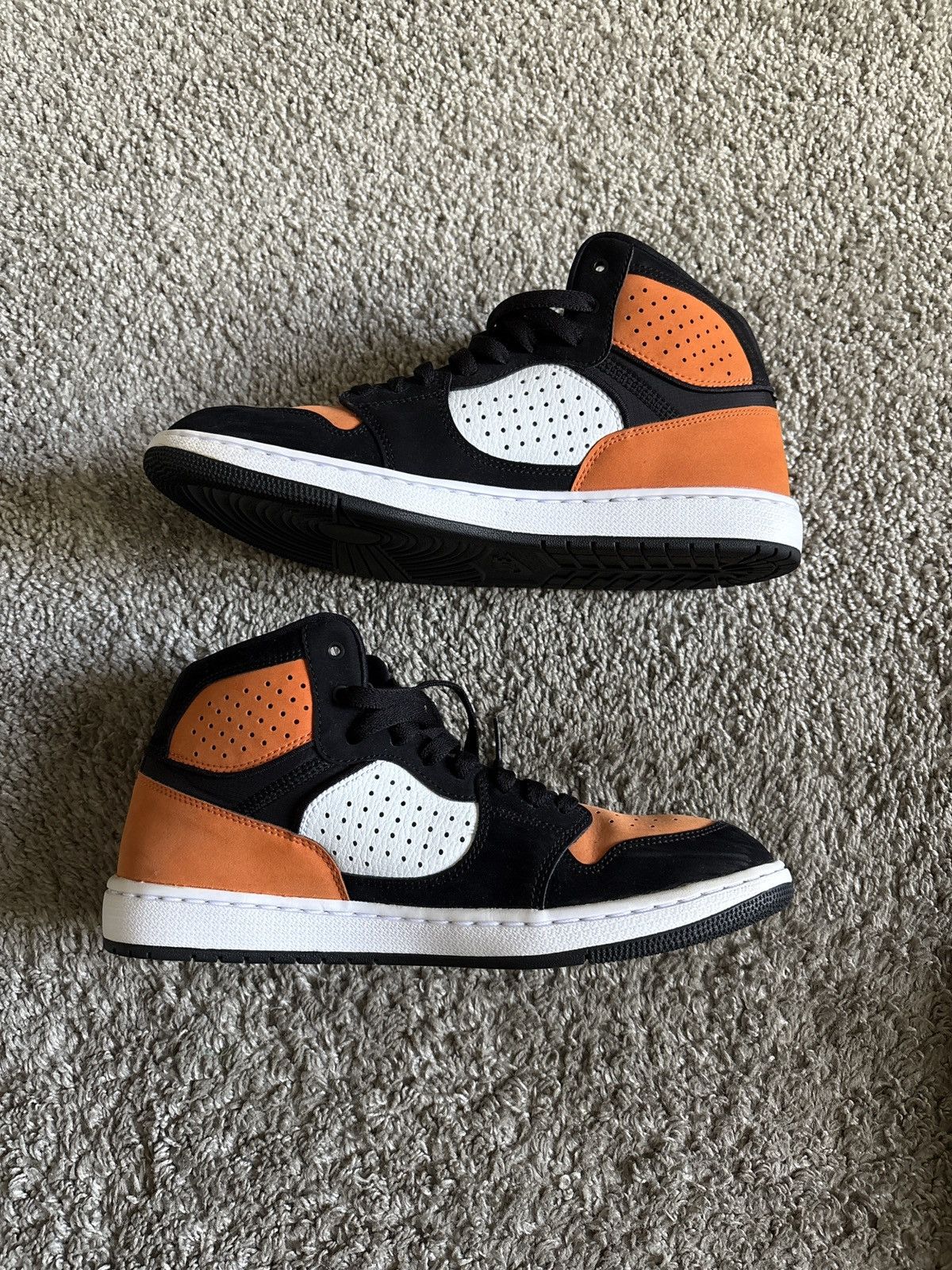 Jordan Brand Jordan Black and Orange Sneakers Size US 9 / EU 42 - 2 Thumbnail