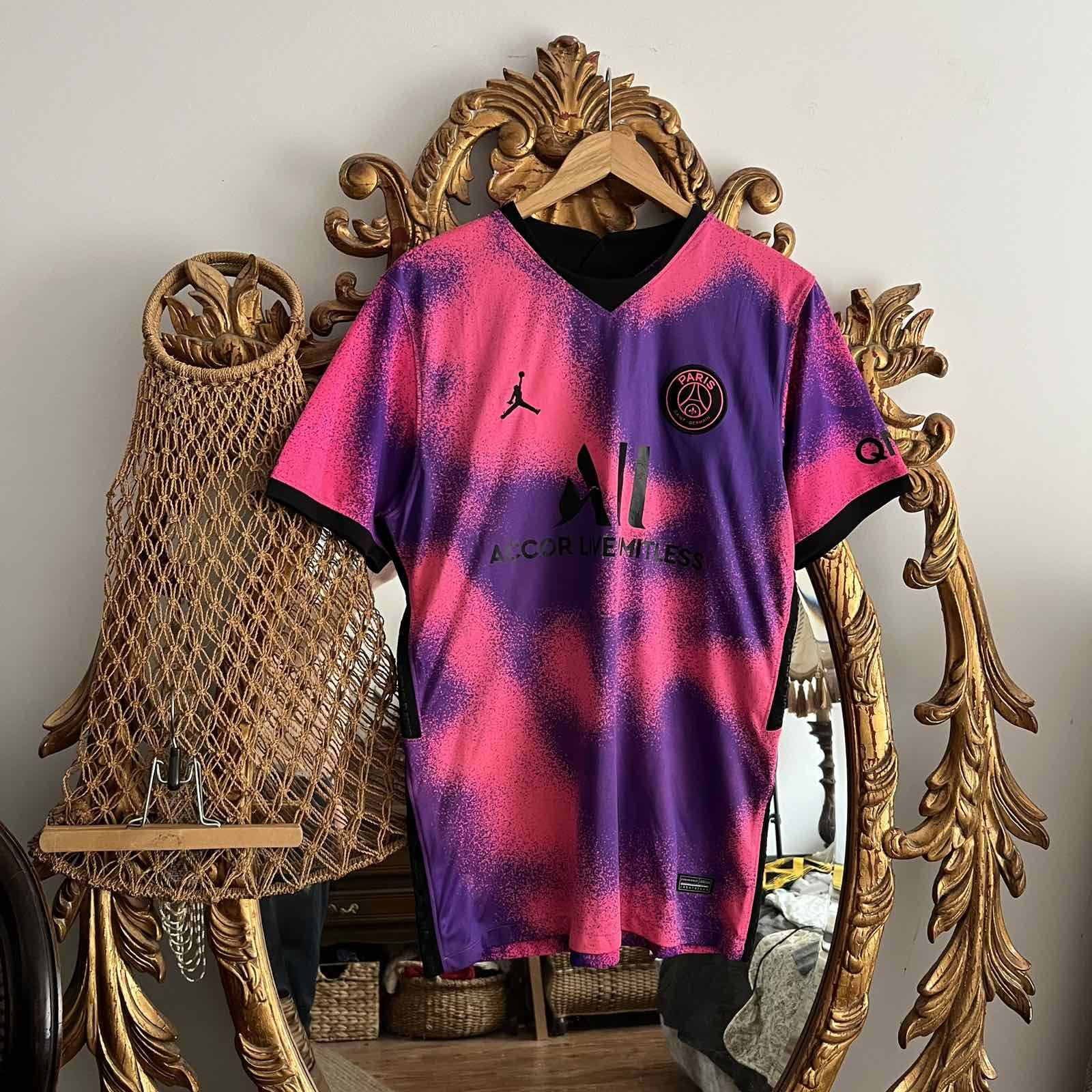 Nike Nike Fc PSG Paris Jordan Pink Soccer Jersey Y2K Size US L / EU 52-54 / 3 - 1 Thumbnail