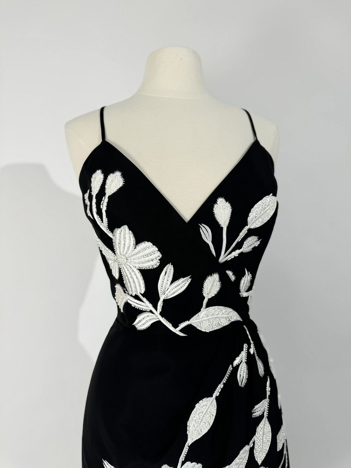 Carolina Herrera US 12 CAROLINA HERRERA Floral Embellished Wrap Silk Gown Size XL / US 12-14 / IT 48-50 - 3 Thumbnail