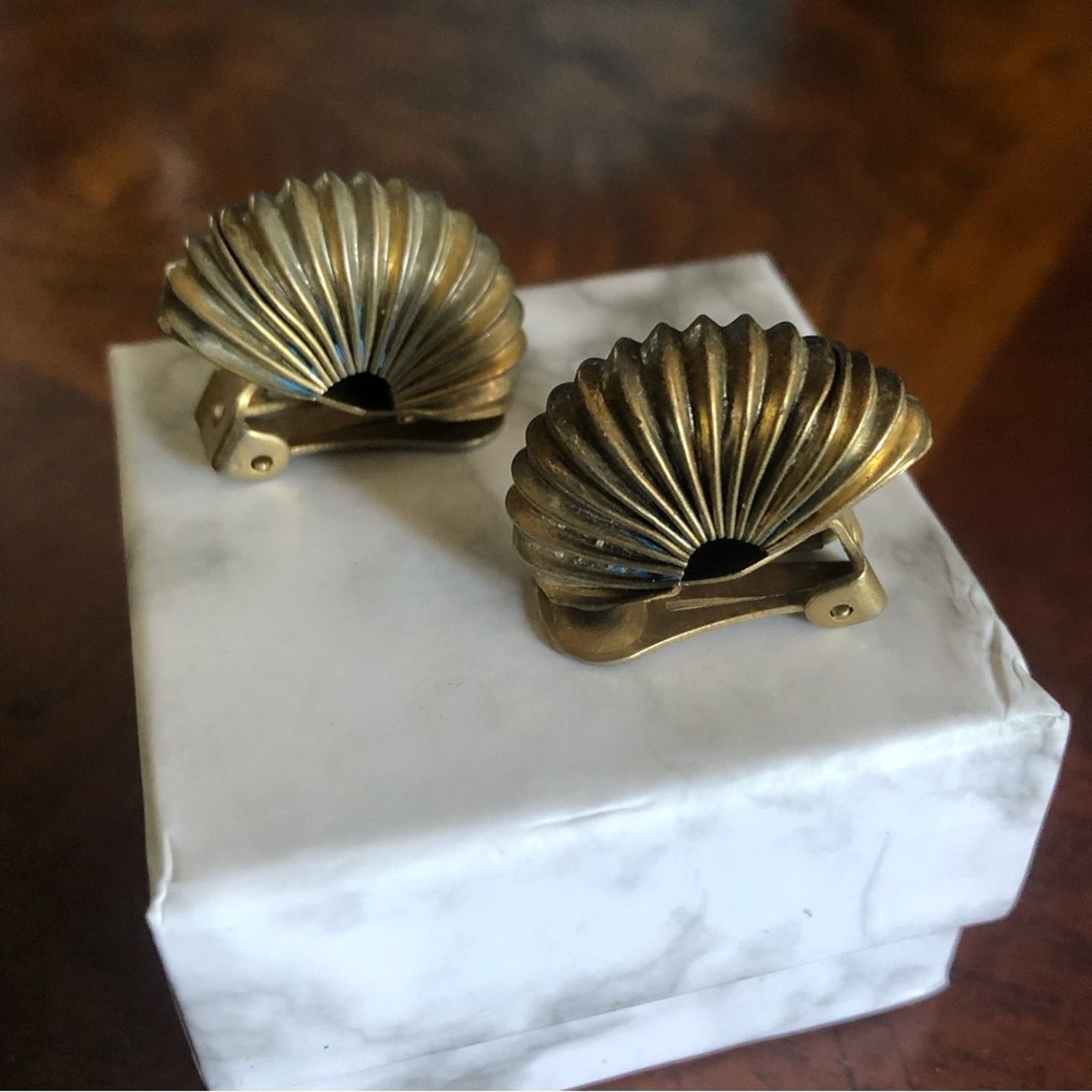 Vintage Vintage 70s brass tone slinky design dome clip on earrings Size ONE SIZE - 1 Thumbnail