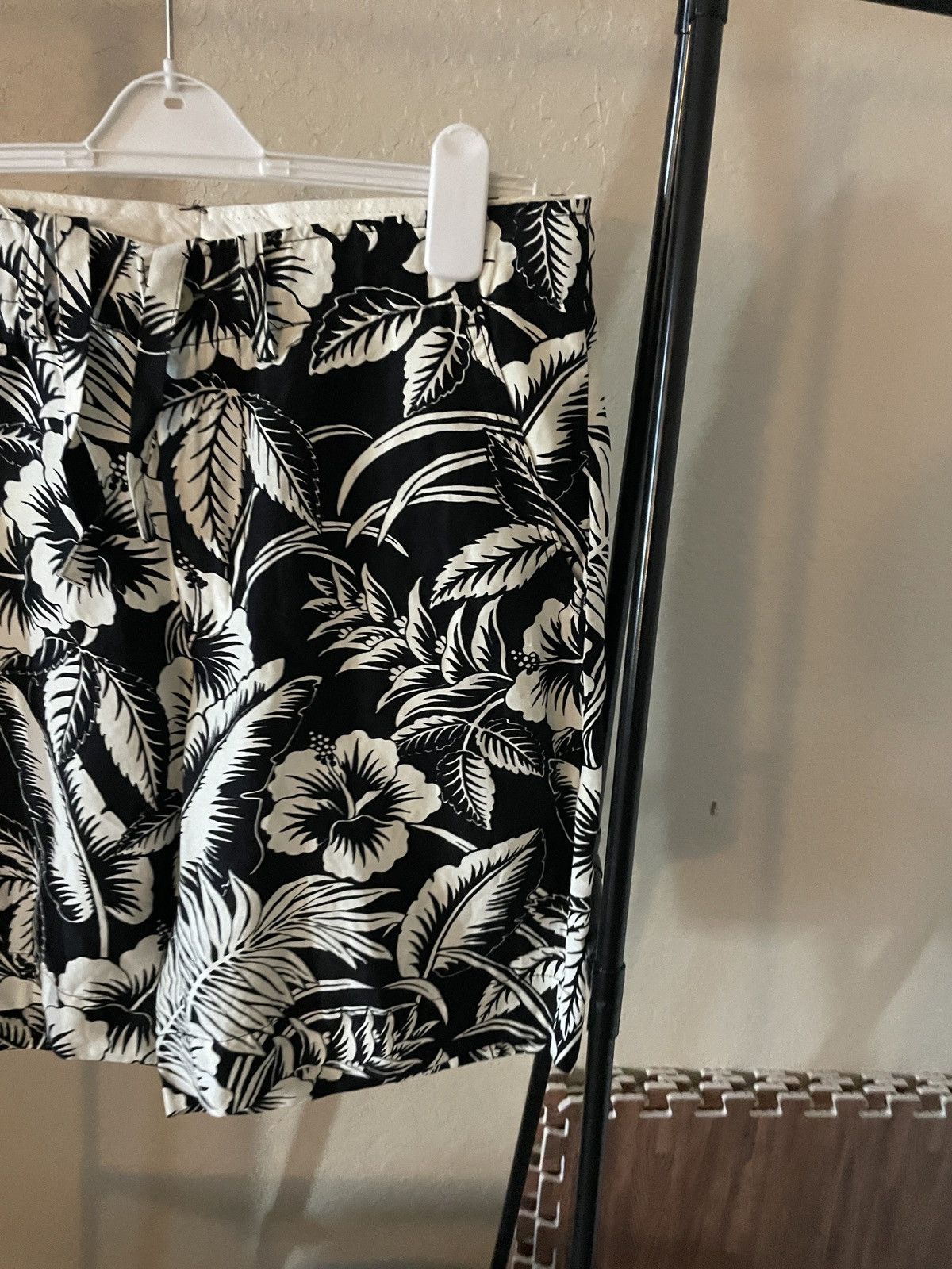 Polo Ralph Lauren Linen/Silk Drawstring FF floral shorts Size US 33 - 2 Thumbnail