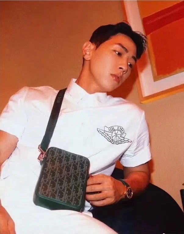 Dior Dior World Tour Black Leather Messenger Bag. Size ONE SIZE - 9 Thumbnail