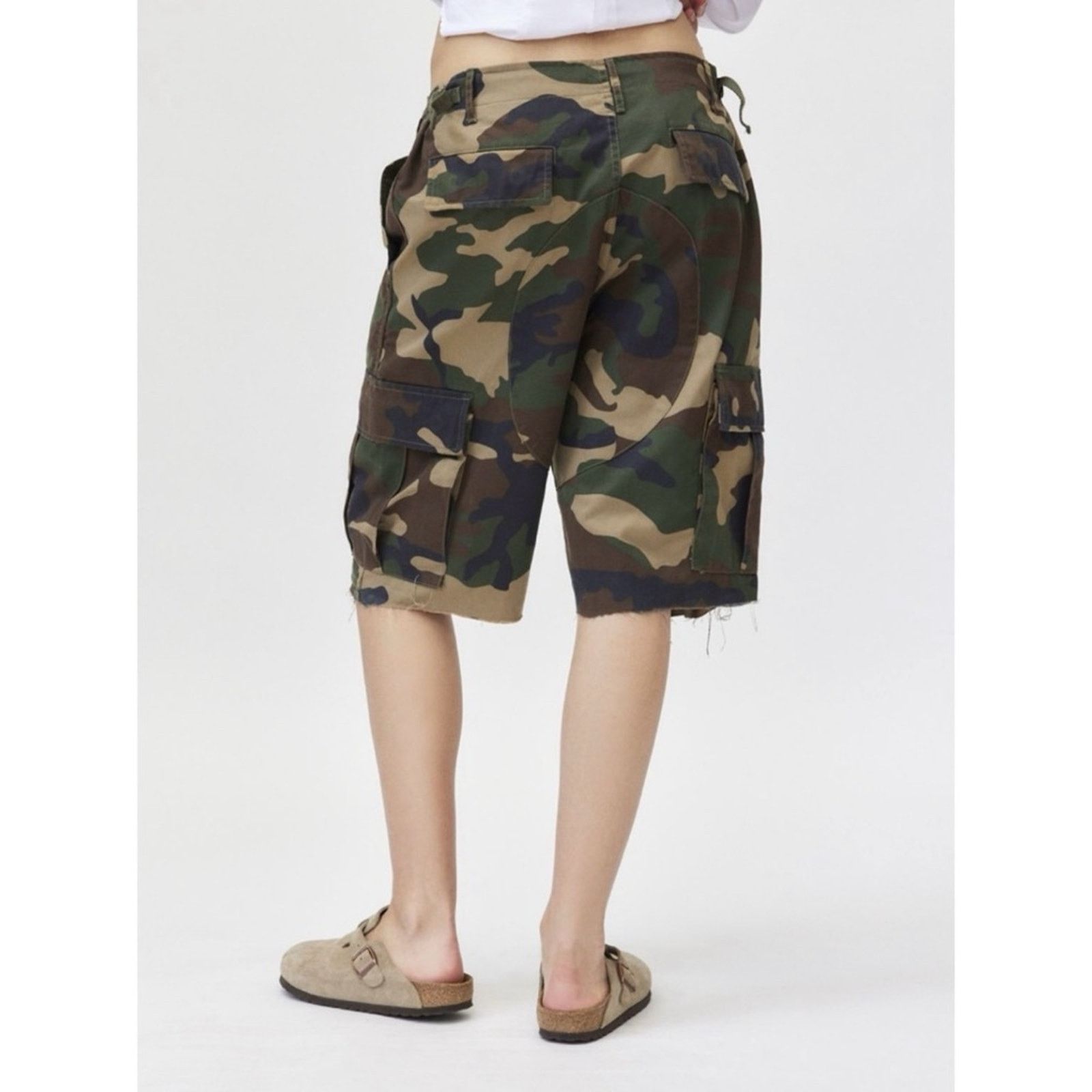 Urban Renewal Urban Outfitters Urban Renewal Remade Camo Cut-Off Short S Size 31" - 16 Thumbnail