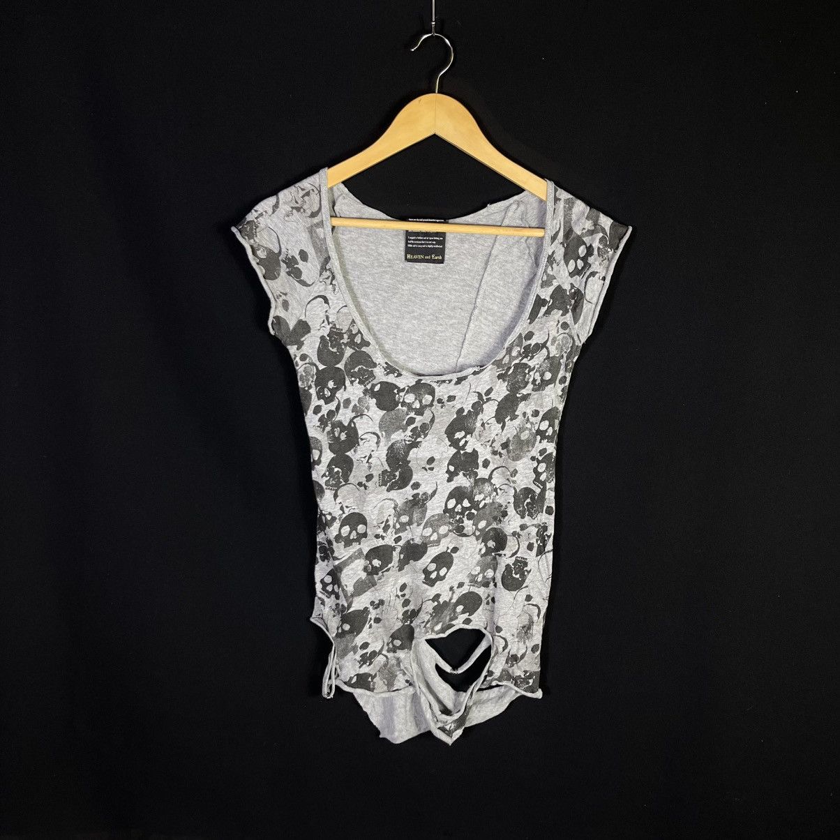 Heaven and Earth Ovp Skulls Distressed Design Tank Top