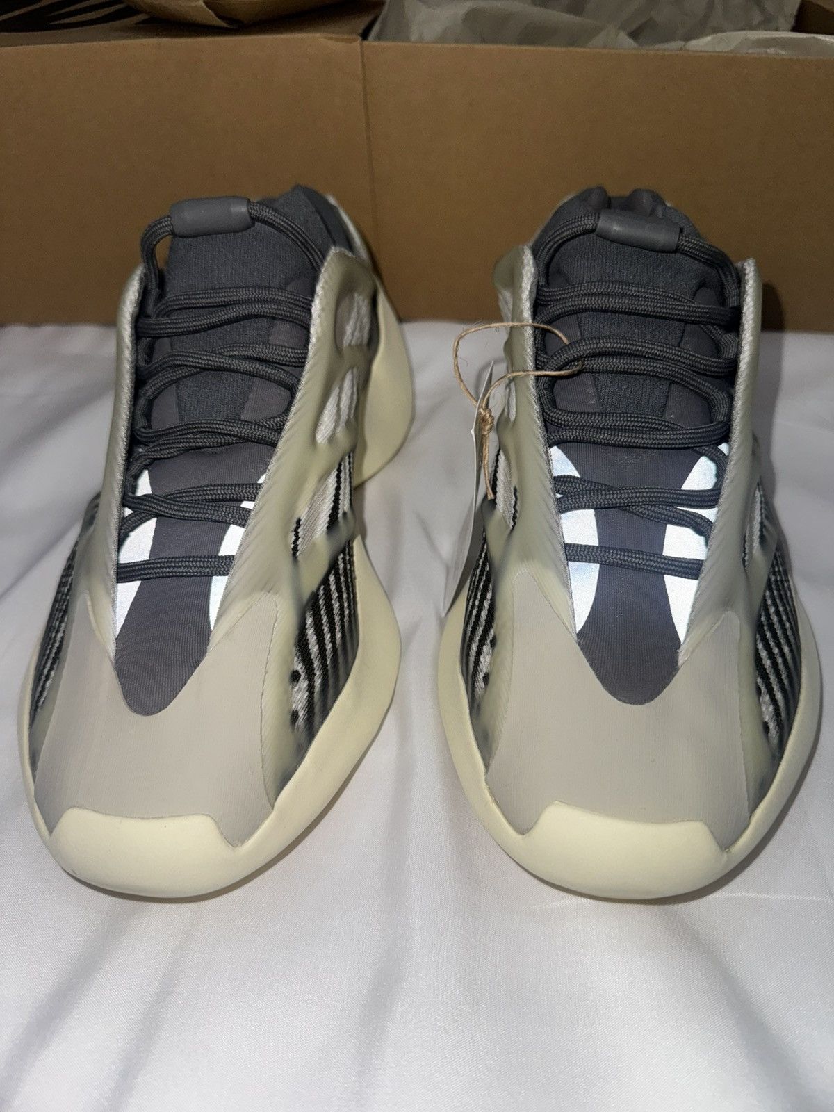 Yeezy Adidas Yeezy 700 V3 'Fade Salt' Size US 10 / EU 43 - 1 Thumbnail