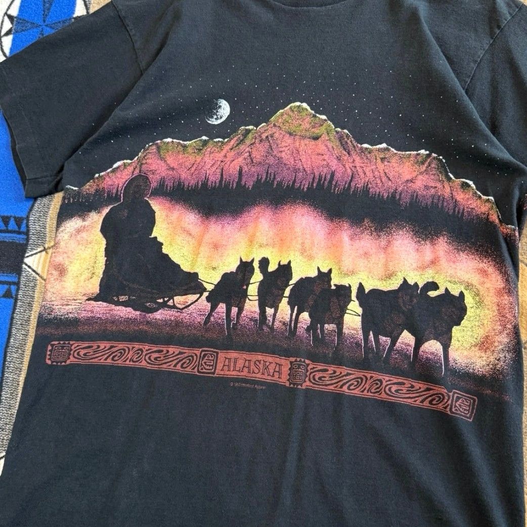 Vintage VINTAGE Alaska Outdoor Nature Wrap Around Print T-Shirt Size L Men Black 90s Clothes 90s Outdoor Nature Size US L / EU 52-54 / 3 - 4 Thumbnail