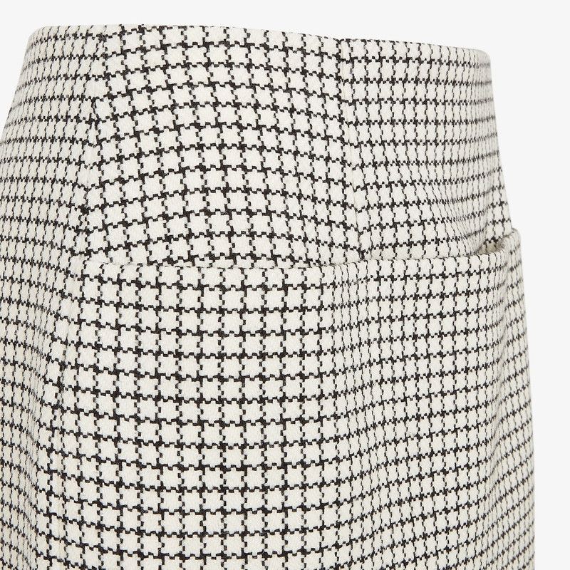 Fendi o1s1wg110226 Mini Skirt in White/Black Size 27" / US 4 / IT 40 - 3 Thumbnail