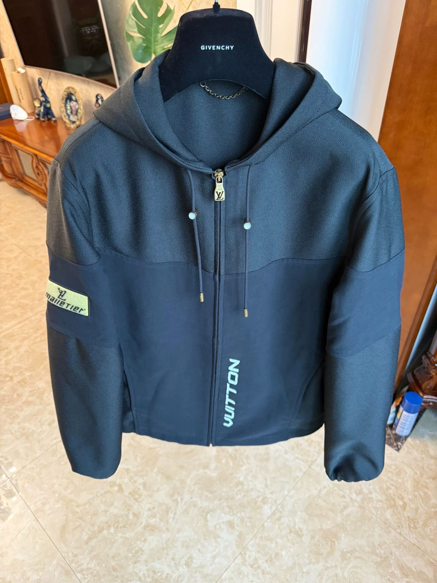 Louis Vuitton LV Hand-Beaded Logo Jacket Size 44 (48) Authentic Size US S / EU 44-46 / 1 - 1 Thumbnail