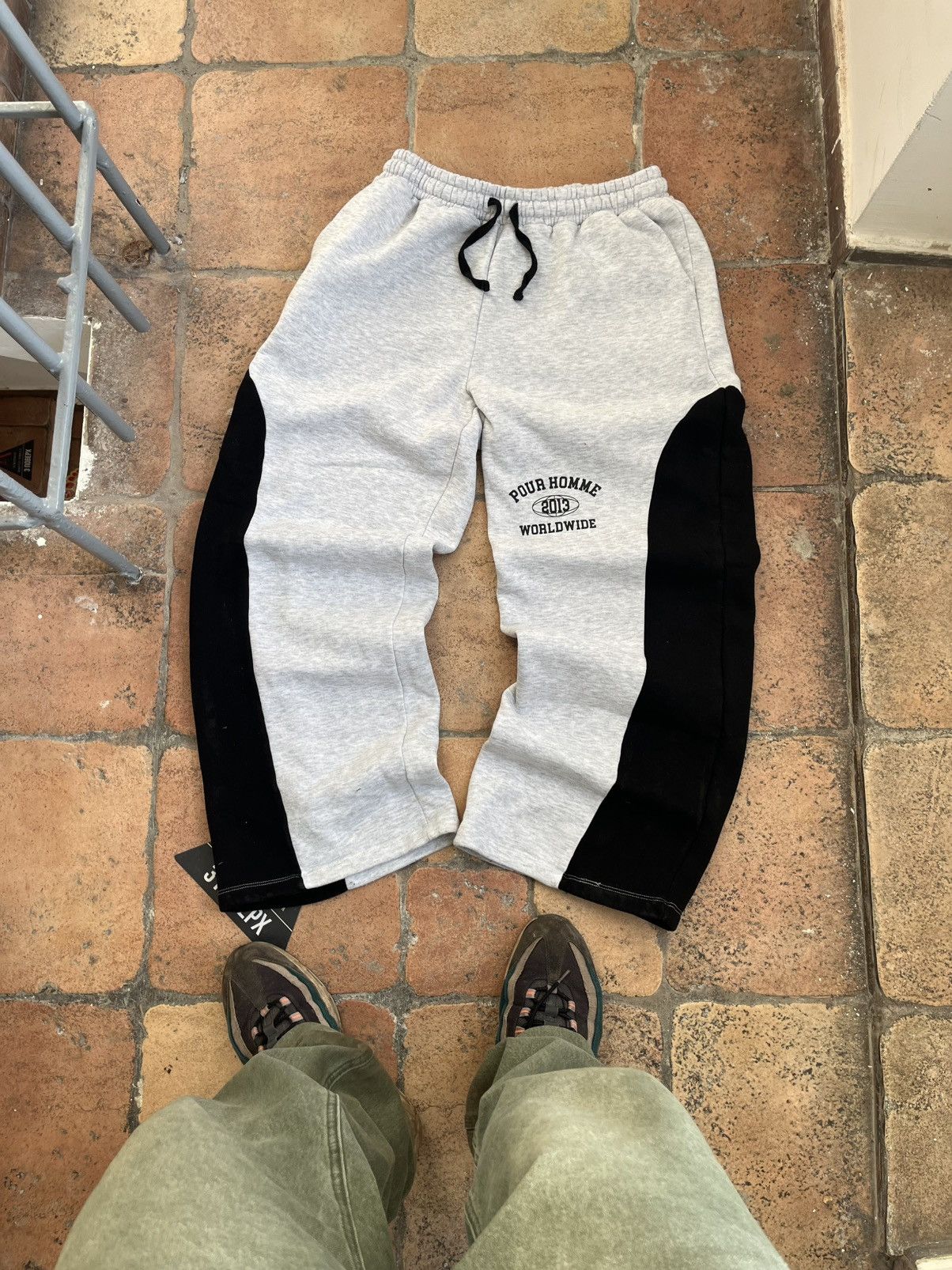 Japanese Brand 🇯🇵 Product Description: Gray-Lid Split-Panel Sweatpants Size US 35 - 2 Thumbnail
