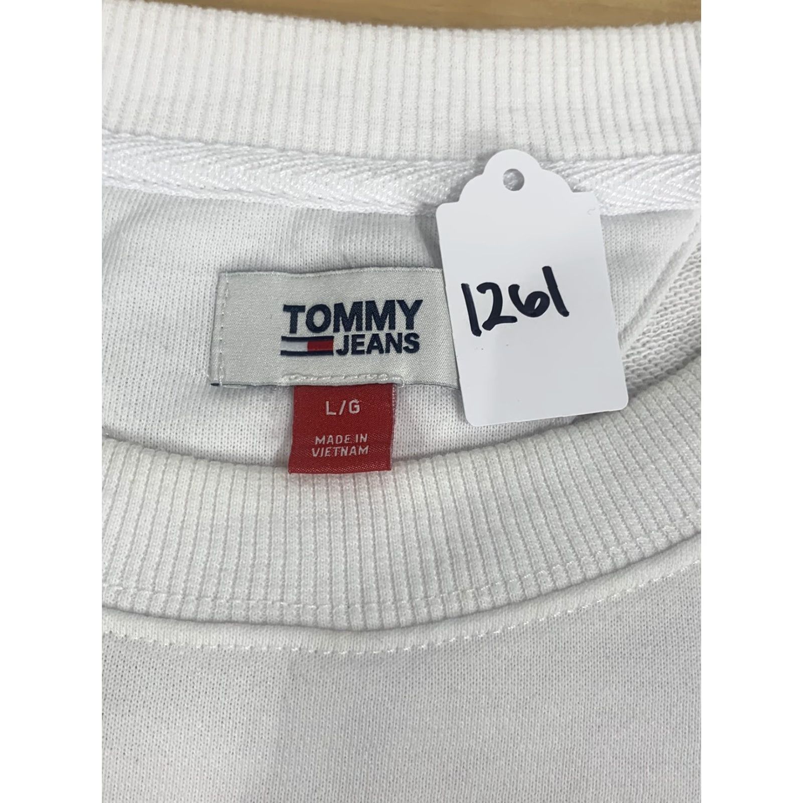 Tommy Hilfiger VINTAGE Tommy Hilfiger White Sweatshirt L Distressed Worn 90s Style Pullover Sweater Cotton Blend Hip Hop Mens Size L / US 10 / IT 46 - 3 Thumbnail
