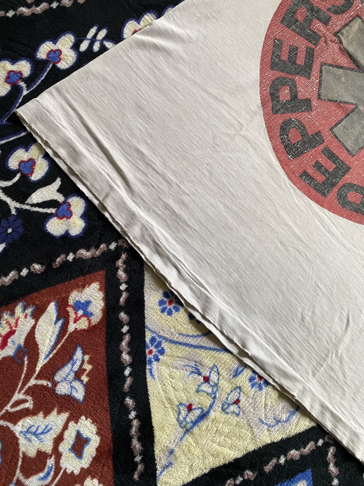 Band Tees Vintage 90s Red Hot Chili Peppers Tshirt Distressed Size US L / EU 52-54 / 3 - 16 Thumbnail
