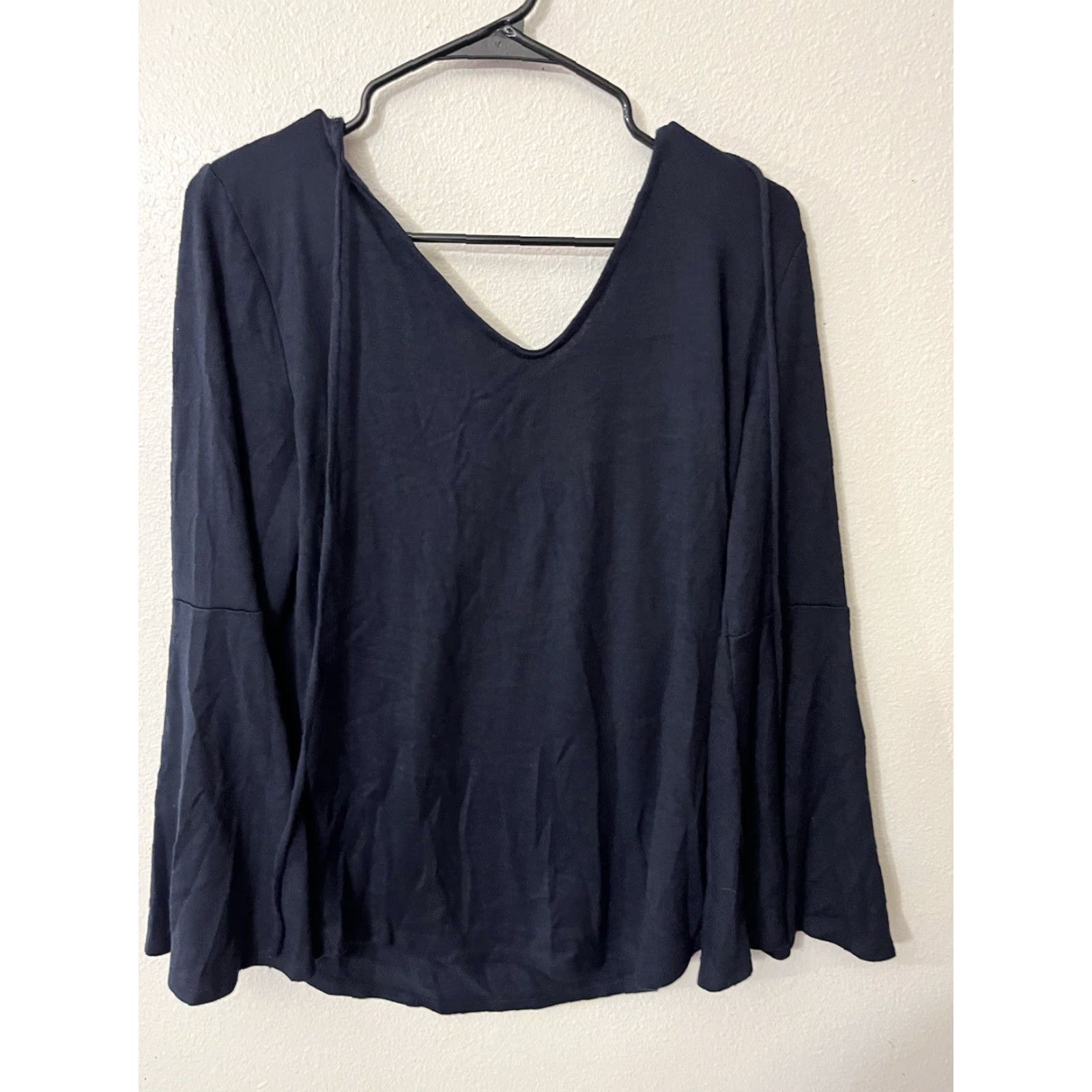 Ann Taylor Loft Outlet long sleeve V Neck neckline shirt White Solid casual Medium Blouse Size M / US 6-8 / IT 42-44 - 2 Thumbnail