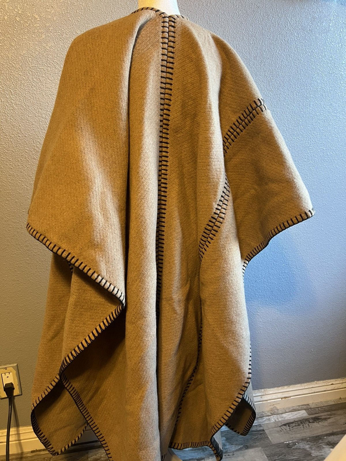 Moncler Moncler Mantella Logo Wool Blend Cape in Sand Size ONE SIZE - 3 Thumbnail