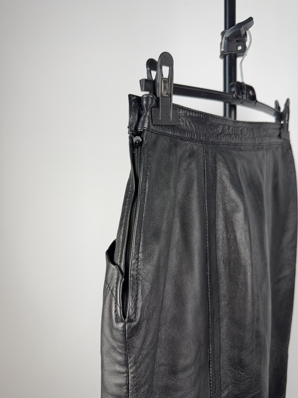 Japanese Brand Avant-Garde Black Leather Skirt High Waist Midi Length Y2K Size 26" / US 2 / IT 38 - 6 Thumbnail