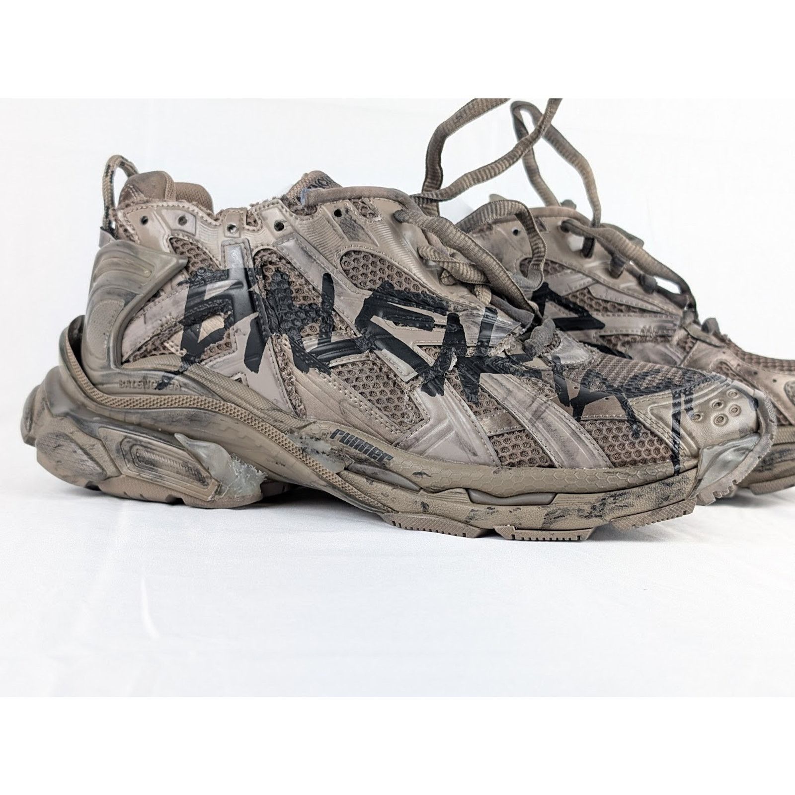 Balenciaga o1rshd1 Monocolor Graffiti Runner in Dark Taupe/Black Size US 7 / EU 40 - 7 Thumbnail