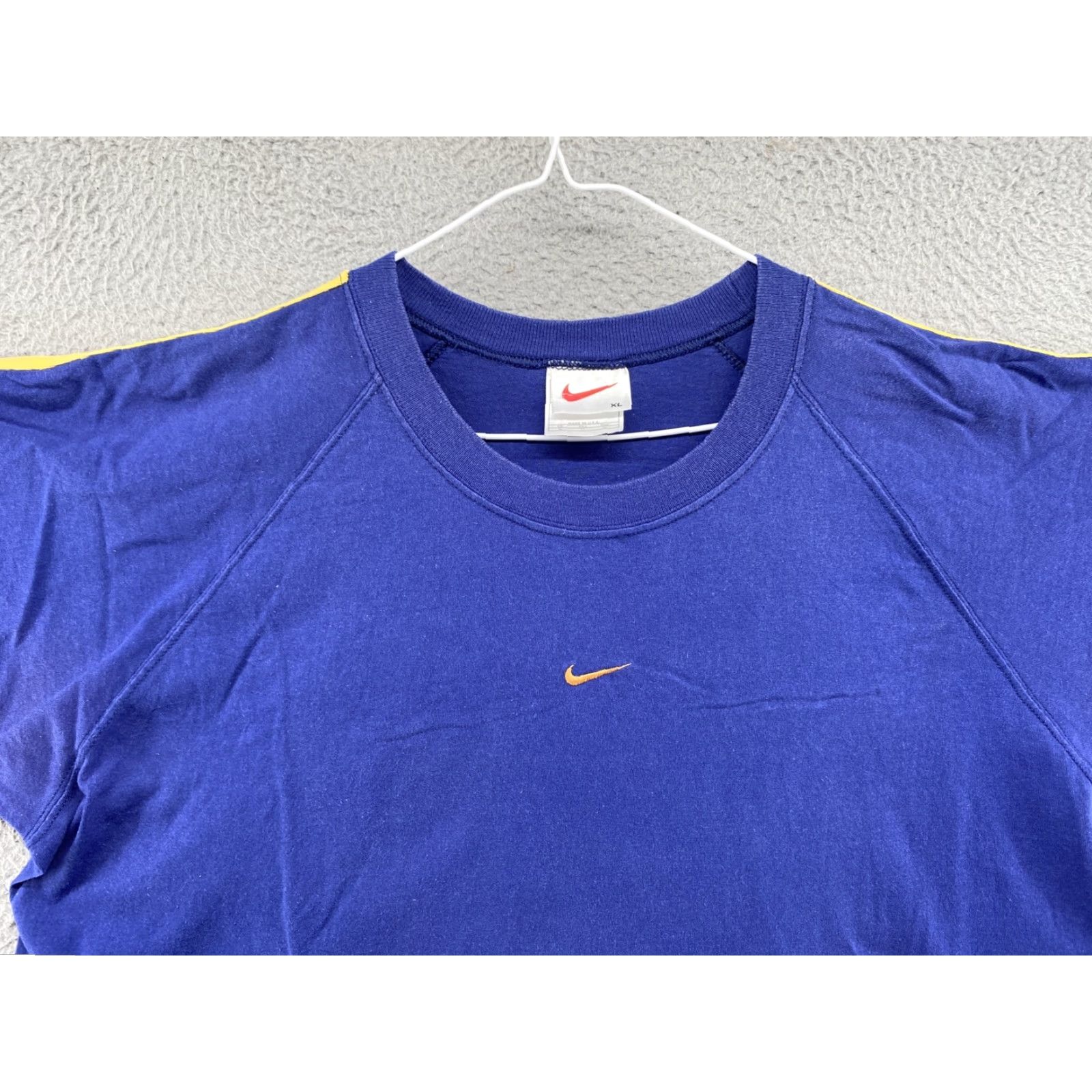 Nike VINTAGE Nike Center Mini Swoosh Shirt Men XL Blue USA Made T-Shirt Size US XL / EU 56 / 4 - 2 Thumbnail
