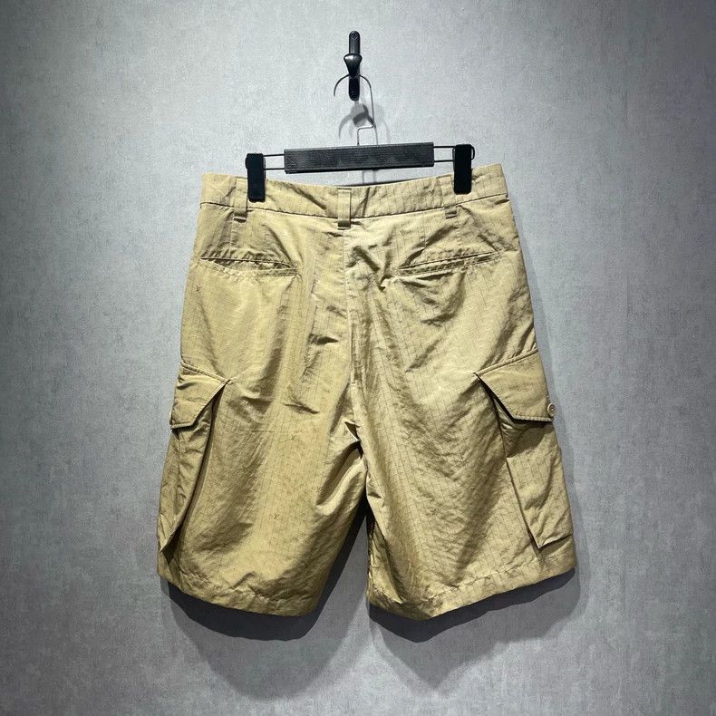 Louis Vuitton Louis Vuitton size US 46 Cargo shorts with full logo shorts Size US 30 / EU 46 - 2 Thumbnail