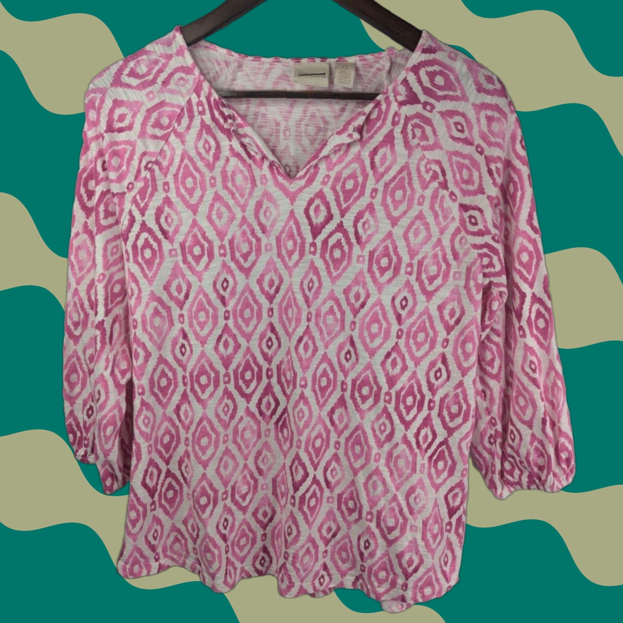 Vintage Chico's Women Top Size 0 (S/4) Knit V-Neck 3/4 Sleeve Pink Geometric T-Shirt Size XS / US 0-2 / IT 36-38 - 1 Thumbnail