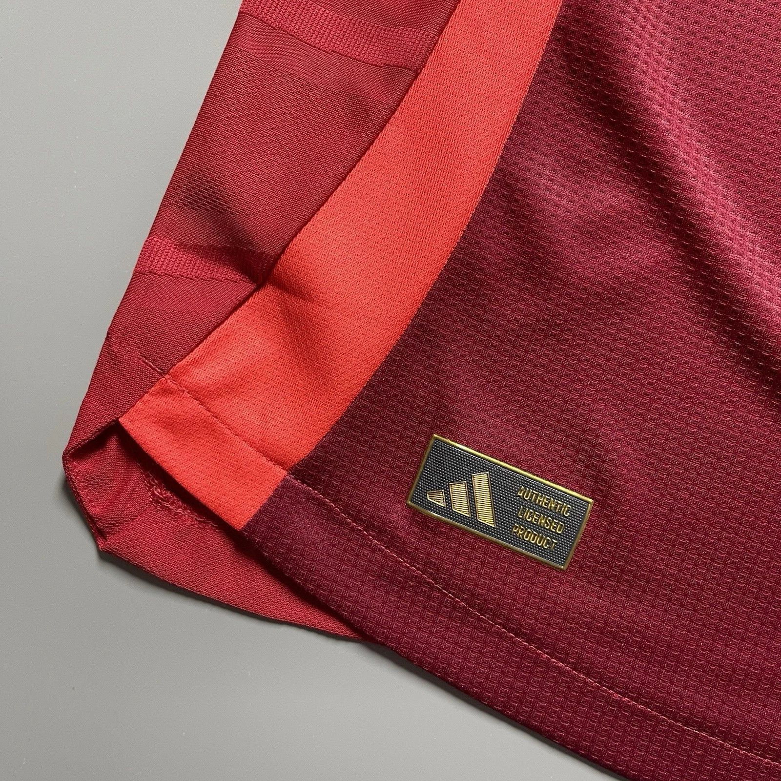 Adidas MAN UNITED ADIDAS 2024/2025 FOOTBALL HOME JERSEY #23 SHAW Size US M / EU 48-50 / 2 - 10 Thumbnail