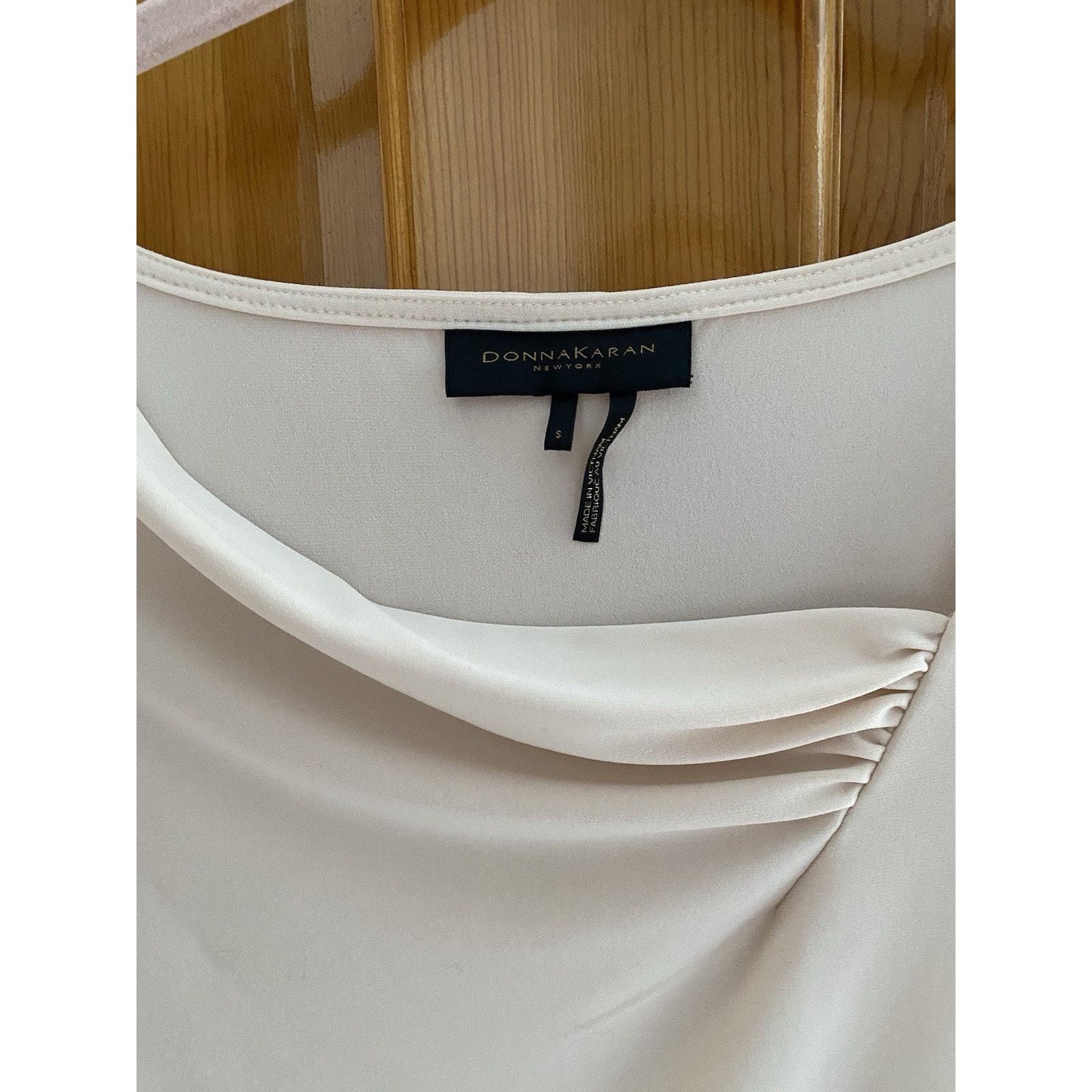 Donna Karan Donna Karan New York sz s beige sleeveless gorgeous blouse Size S / US 4 / IT 40 - 2 Thumbnail