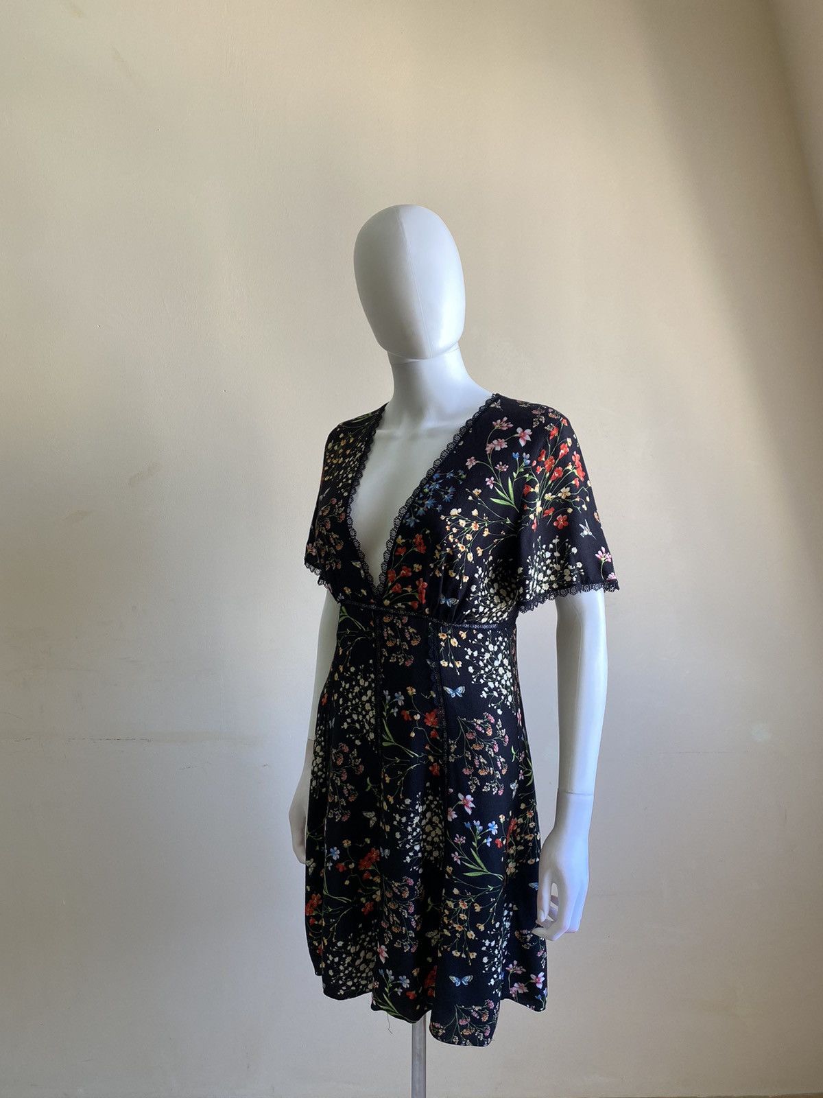 Alice + Olivia Alice + Olivia Black Floral Short Sleeve V-Neck Mini Dress Size S / US 4 / IT 40 - 6 Thumbnail