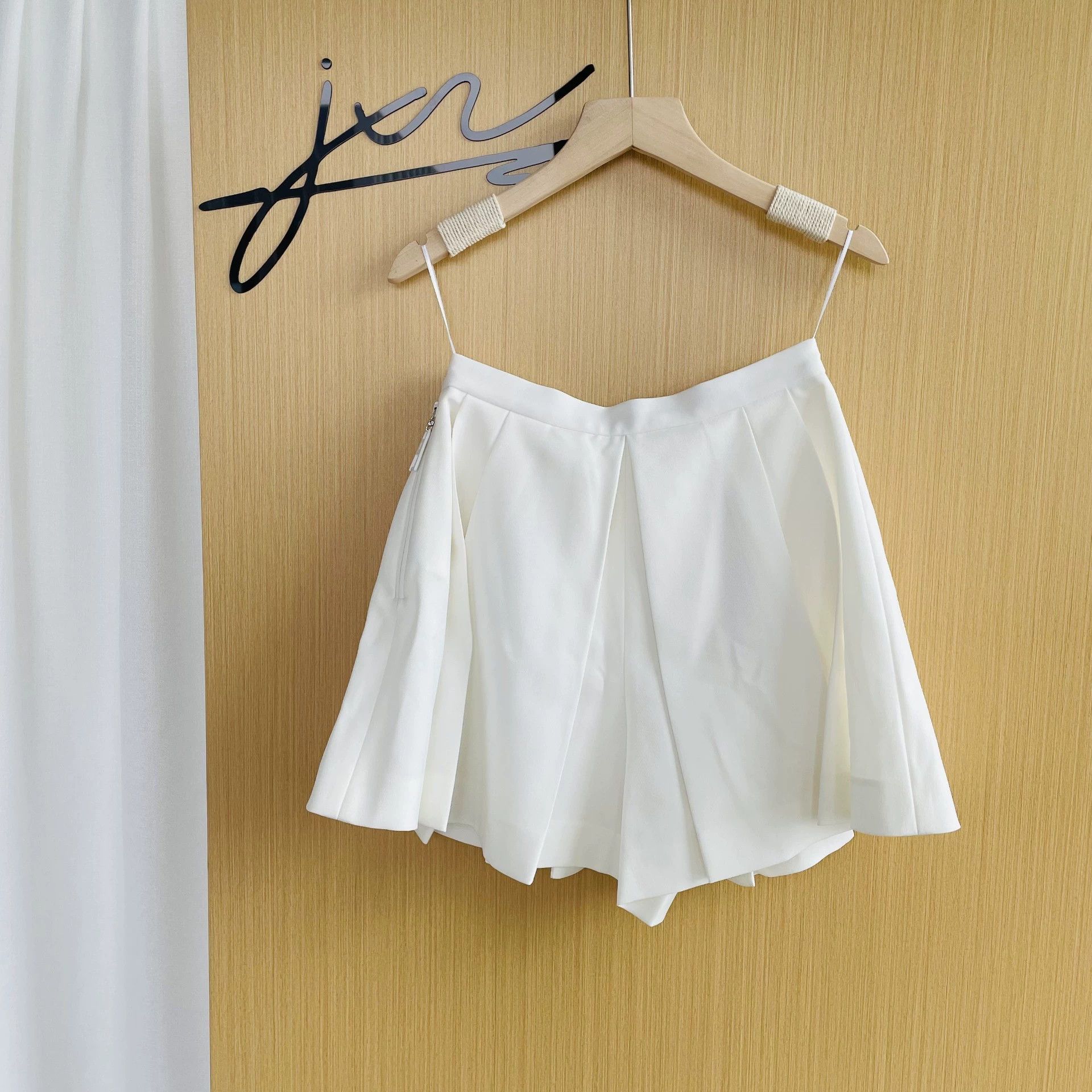 Louis Vuitton LOUIS VUITTON pleated skort women's white 36 99 new Size 26" / US 2 / IT 38 - 2 Thumbnail