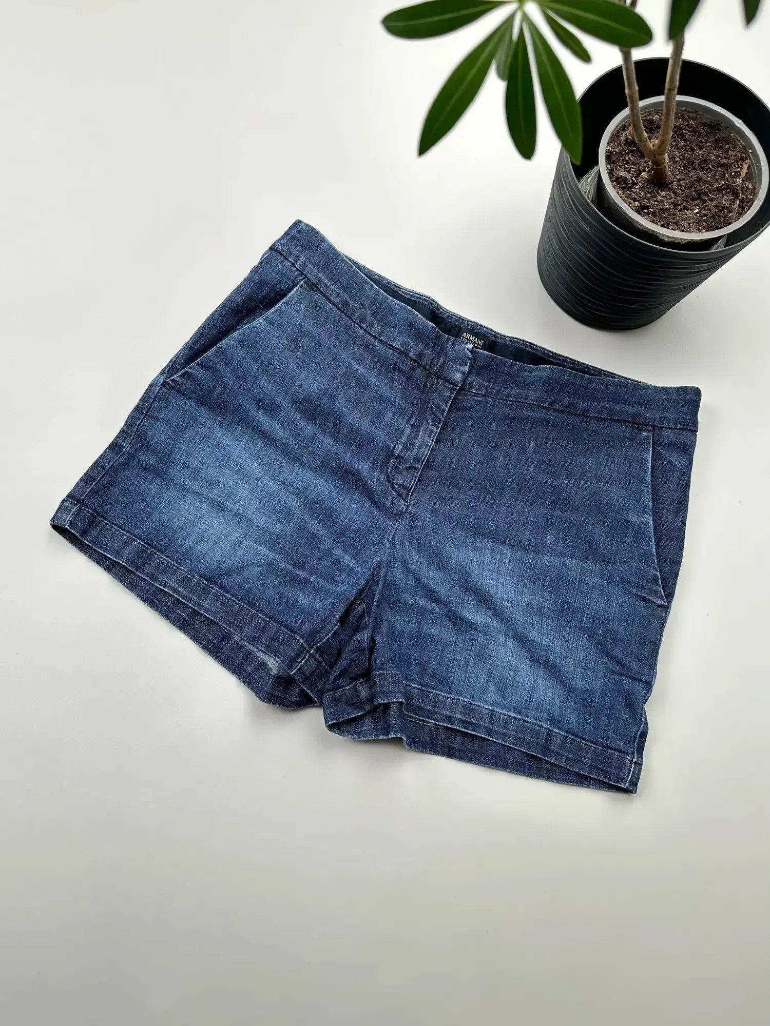 Armani Collezioni Armani Collezioni Vintage Mini Shorts (437) Size 27" / US 4 / IT 40 - 1 Thumbnail