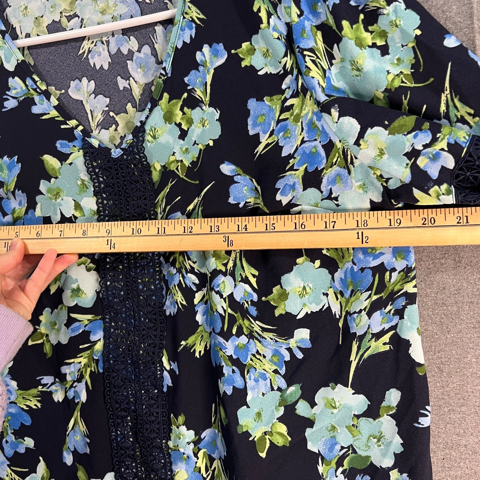 Isaac Mizrahi Isaac Mizrahi Live! Printed Stretch Crepe Blouse Size M / US 6-8 / IT 42-44 - 7 Thumbnail