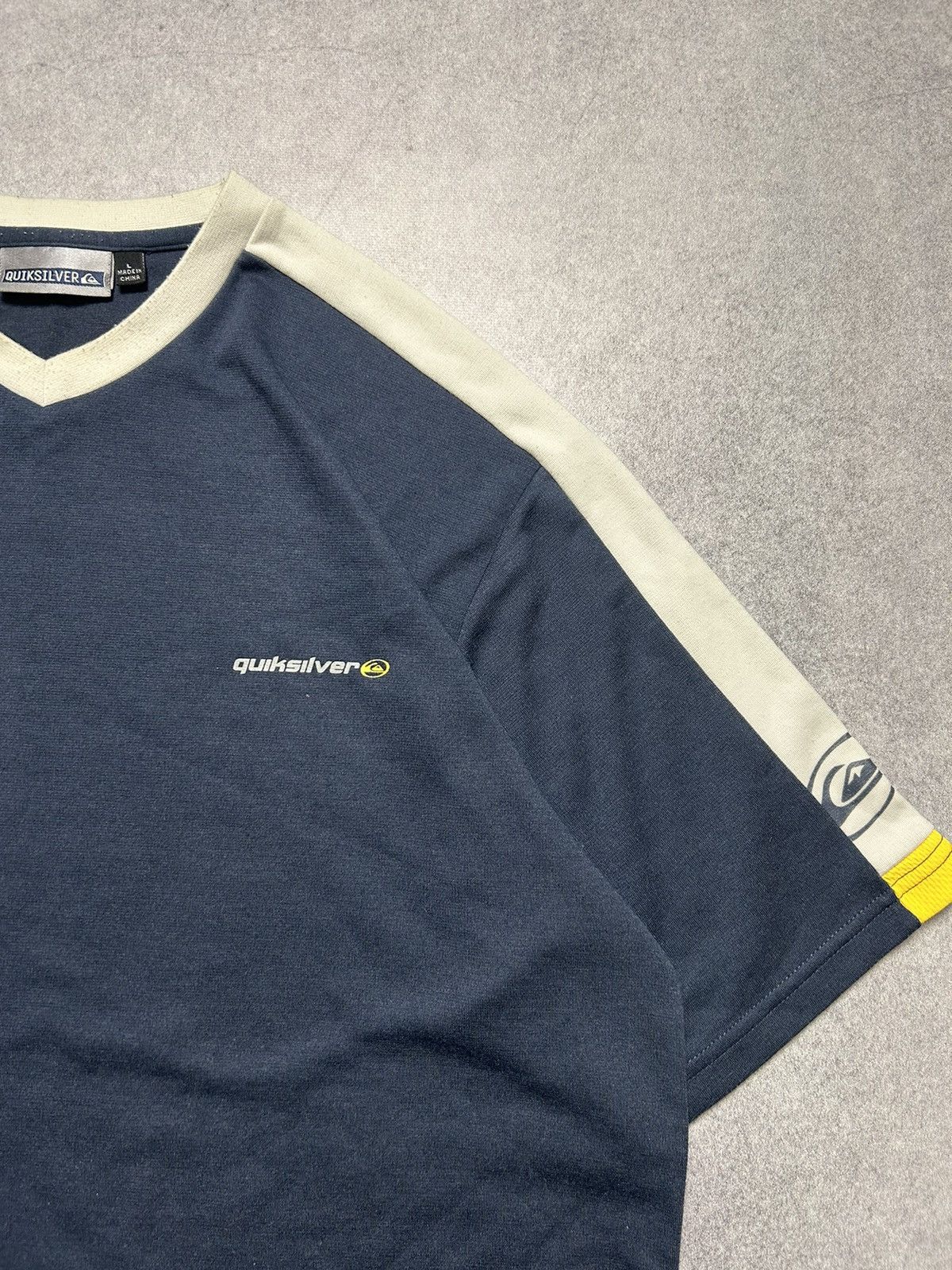 Quiksilver × Vintage Vintage 2000’s Quiksilver Small Logo Athletic Surf T-Shirt Size US L / EU 52-54 / 3 - 3 Thumbnail