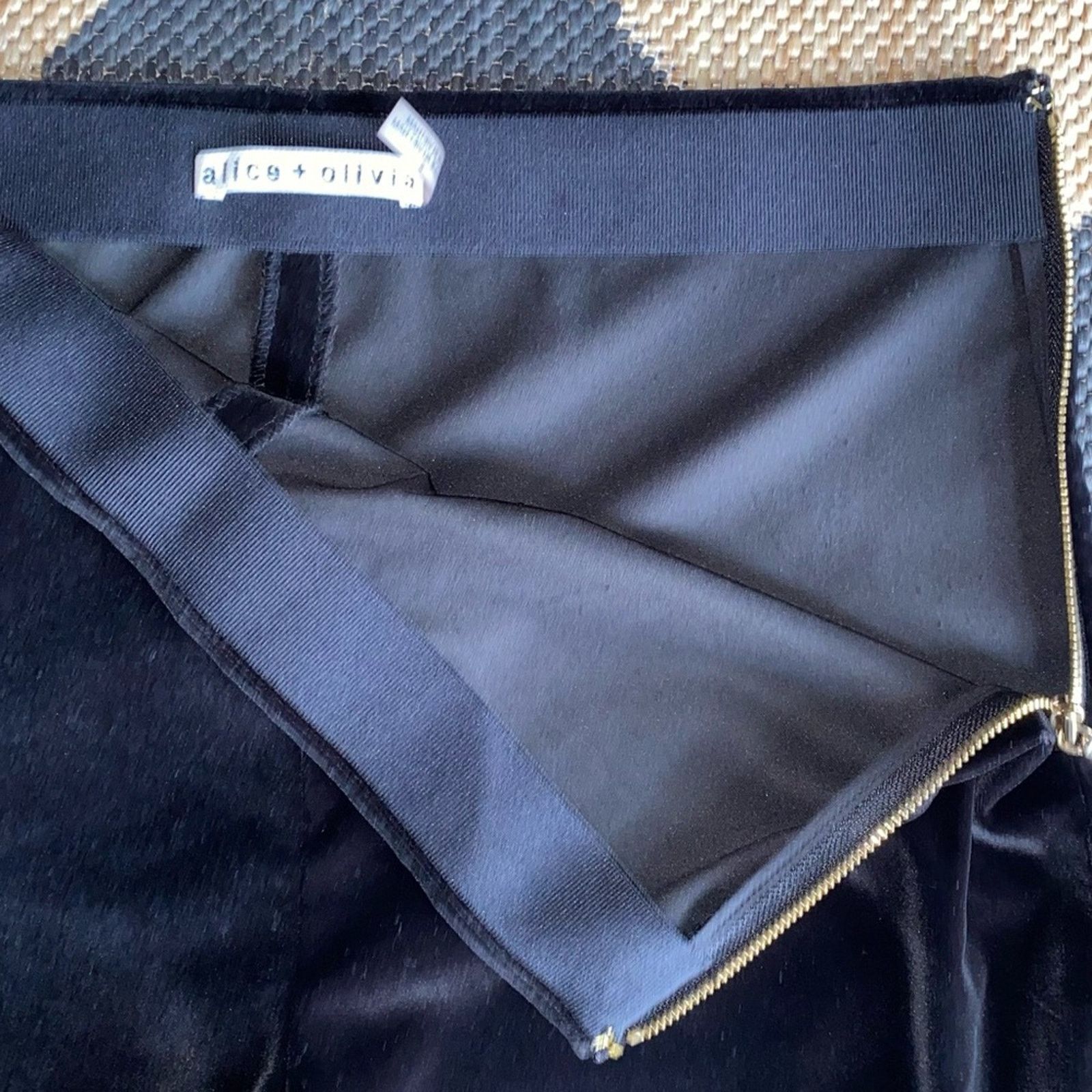 Alice + Olivia Alice + Olivia $399 Jinny Side-Zip Pants Black Velvet 6 EUC Size 28" / US 6 / IT 42 - 5 Thumbnail