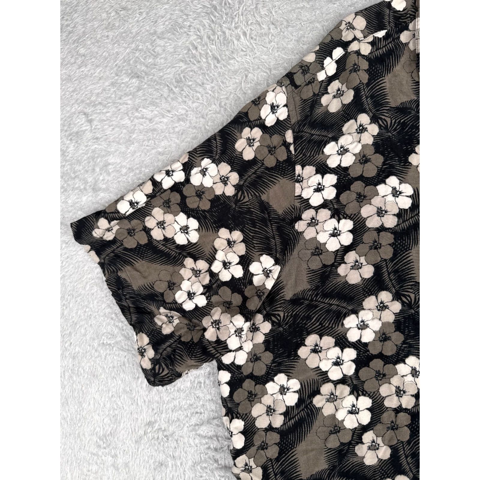 Vintage VINTAGE Island Shores Shirt Men 2XL Gray Floral Leaf Button Up 100% Rayon Hawaiian Size US XXL / EU 58 / 5 - 3 Thumbnail