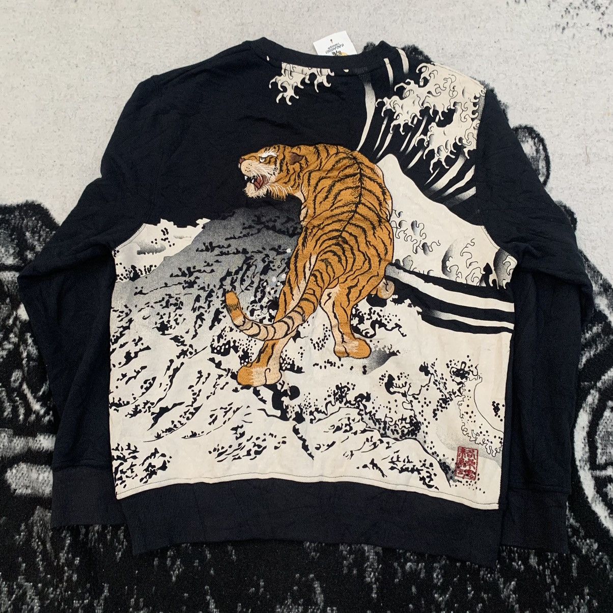 Karakuri Tamashii Sukajan Tora Tiger Embroidered Crewneck