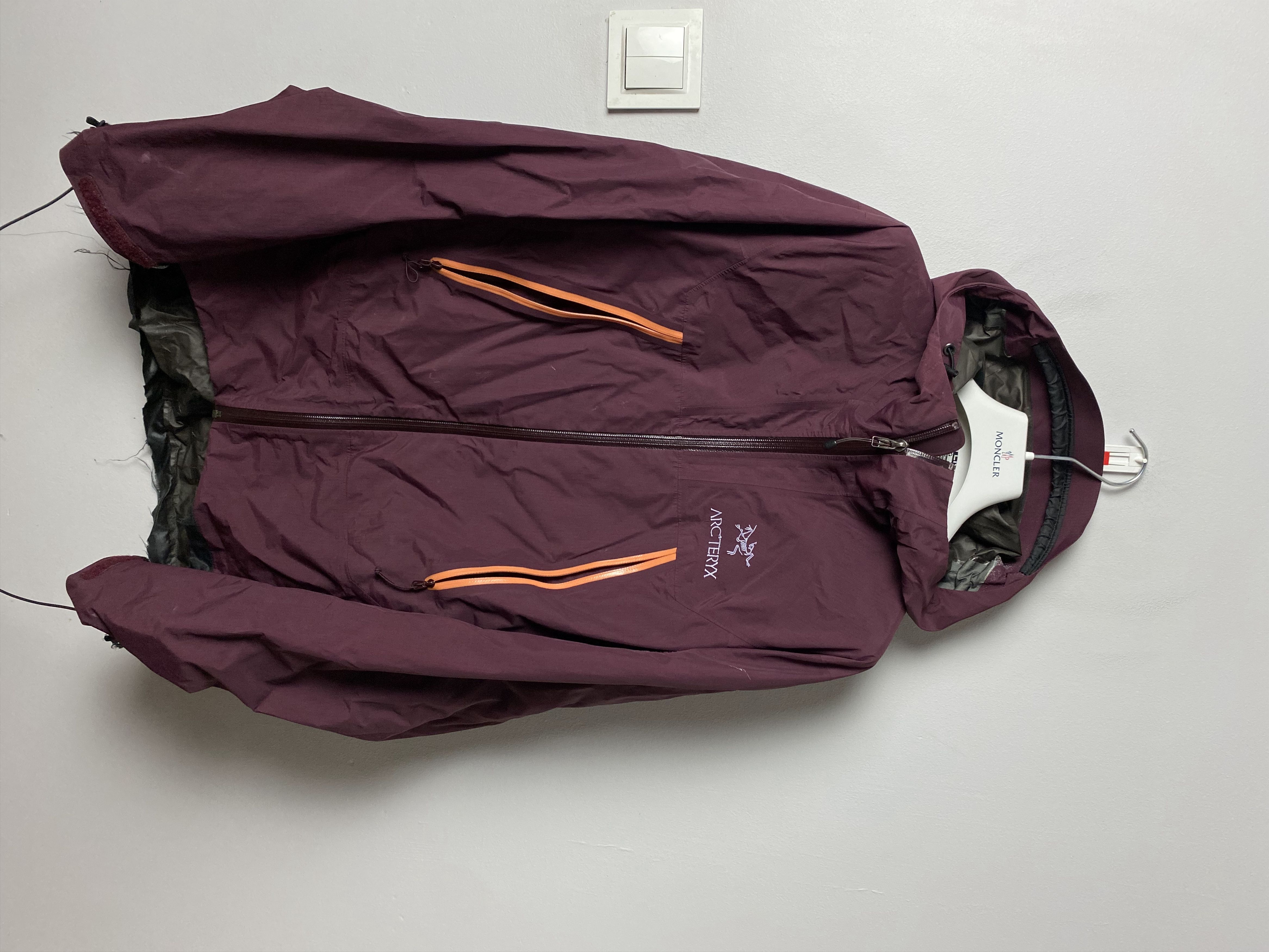 image of Arcteryx x Outdoor Life Arc'teryx Alpha Sl Women's Jacket Gore-Tex in Burgundy (Size Large)