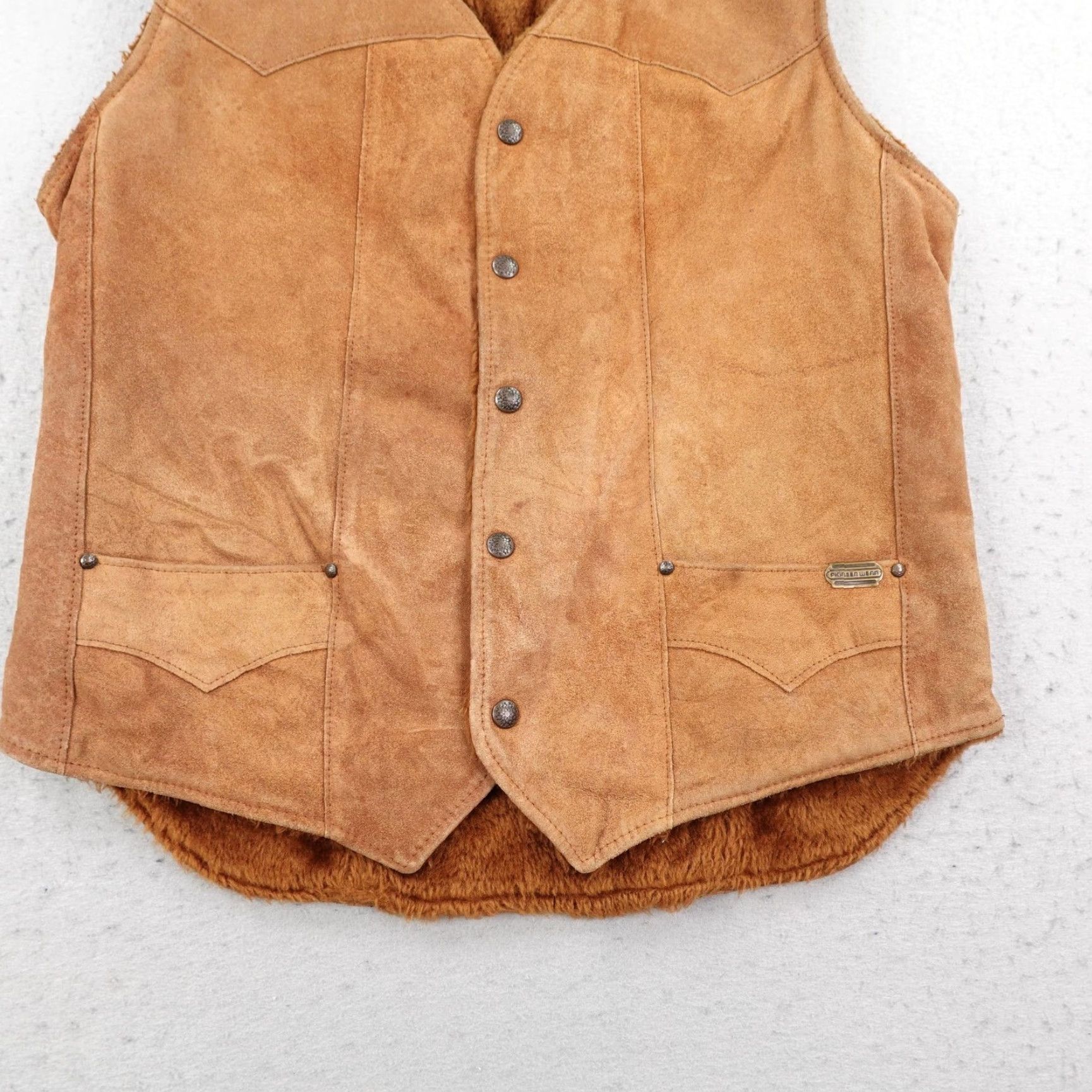 Vintage VINTAGE Pioneer Wear Vest Mens M Brown Suede Shearling Western USA Leather Bodywarmer Pocketed Mid-Length Jacket/Coat Men’s Casual Workwear 90s-2000s Size US M / EU 48-50 / 2 - 3 Thumbnail