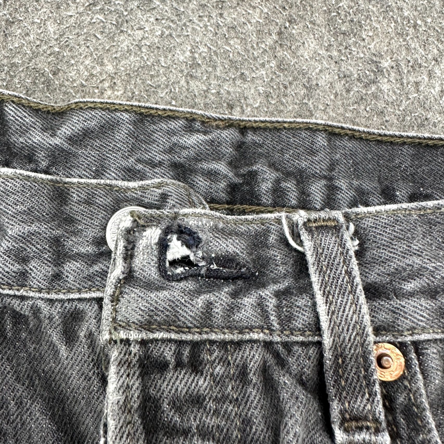 Levi's VINTAGE Levi's 501 Jeans Men 30x31 32x32 Black Dark Wash Straight Regular 90s USA Mens Jeans Reg Regular Distressed 5-Pocket Model Levi's 501 Series Size US 30 / EU 46 - 6 Thumbnail