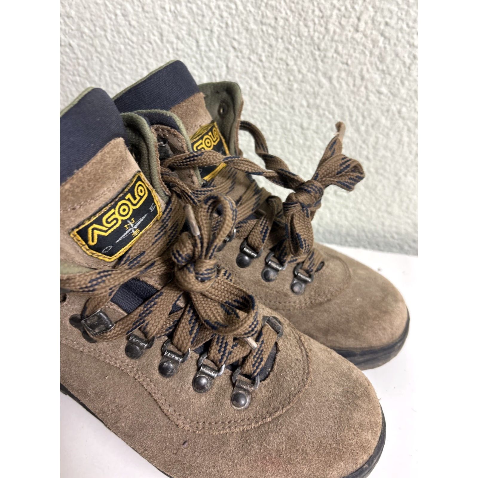 Vintage ASOLO Rainier MID Hiking Boots Womens Sz 6.5 Nubuck Leather Vibram Sole Ankle Lace Up Round Toe Brown Boots Ladies Size US 7 / IT 37 - 4 Thumbnail