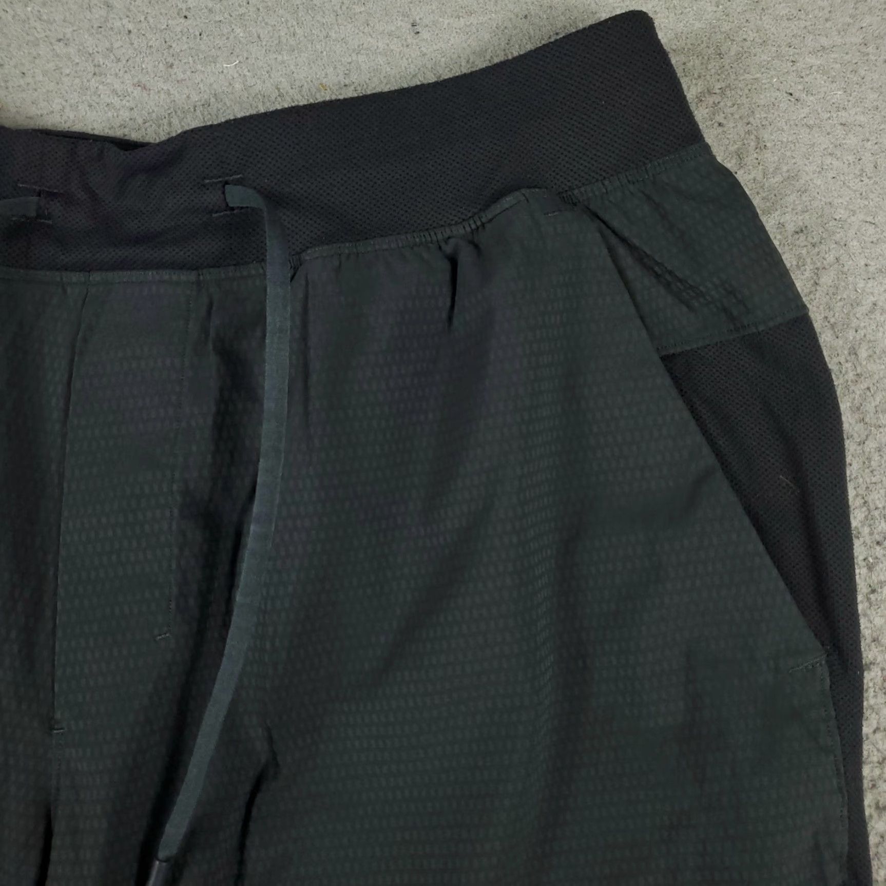 Lululemon Lululemon Shorts Mens Large Black Athletic Stretch Tie Size US 33 - 3 Thumbnail