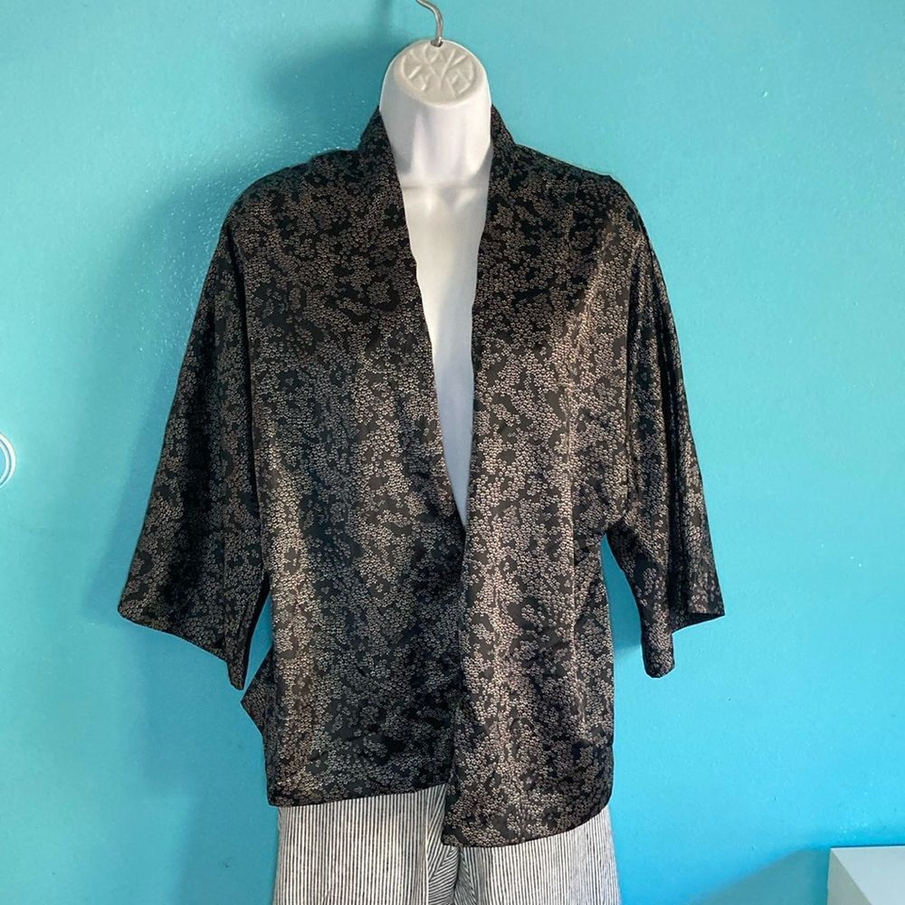 Vintage Vintage LeVoy’s Casual Kimono Style Half Sleeve Top White Floral on Black Size ONE SIZE - 1 Thumbnail