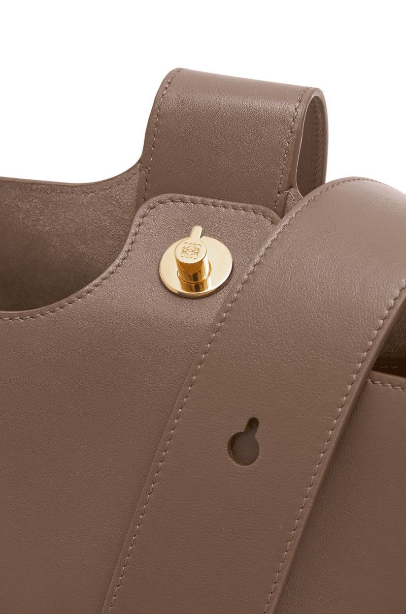 Loewe o1in1g0426 Size: OS/ Medium Pebble Bucket Bag in Tundra Size ONE SIZE - 6 Thumbnail