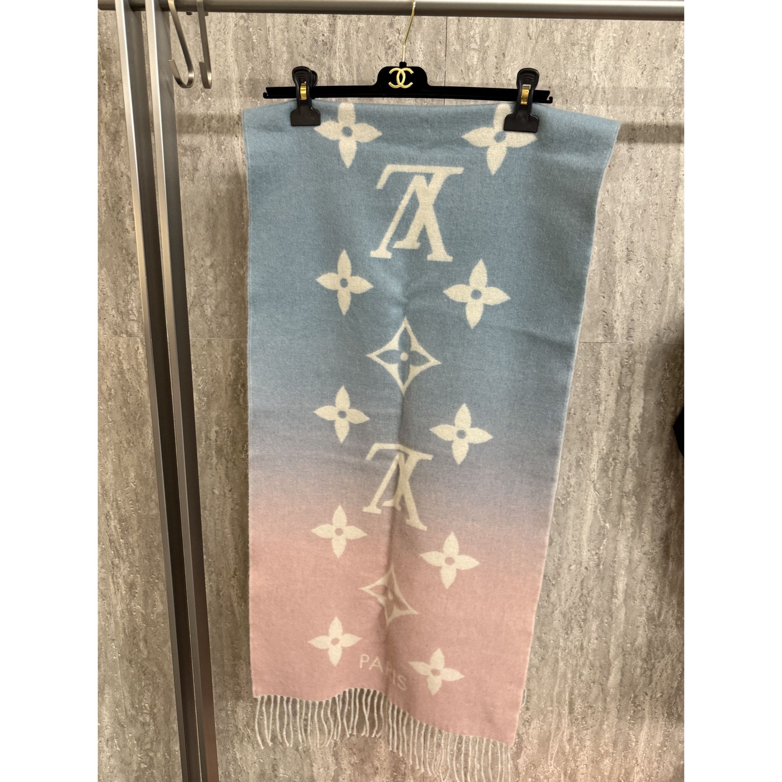 Louis Vuitton Louis Vuitton Gradient Monogram Scarf 100% Cashmere Unisex S Size ONE SIZE - 13 Thumbnail