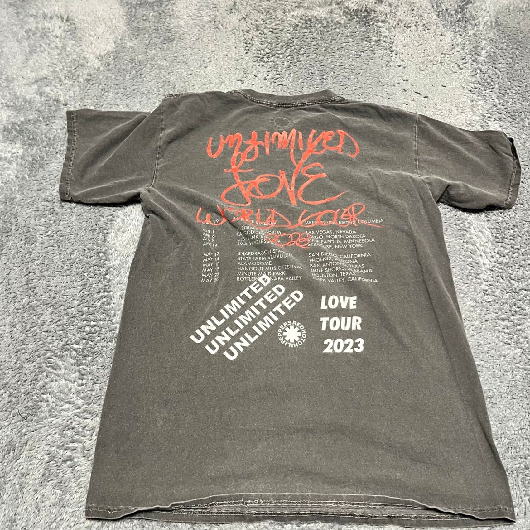 Vintage Red Hot Chili Peppers Unlimited Love World Tour 2023 T-Shirt Gray Size S Mens Size US S / EU 44-46 / 1 - 3 Thumbnail