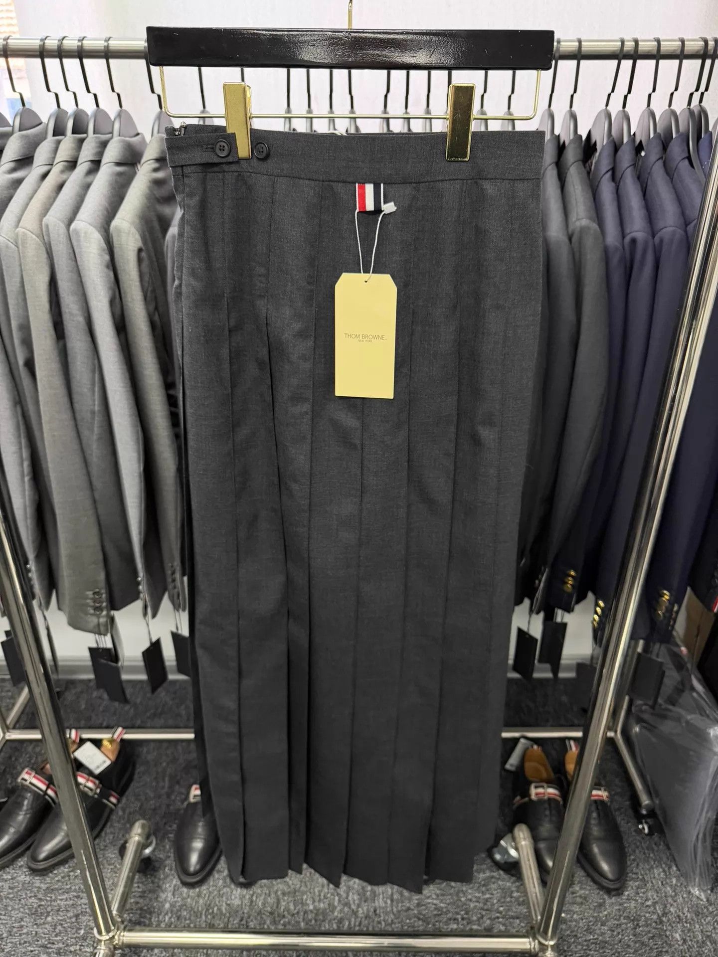 Thom Browne Thom Browne Women's Long Pleated Skirt Deep Gray 36 Size XS / US 0-2 / IT 36-38 - 2 Thumbnail