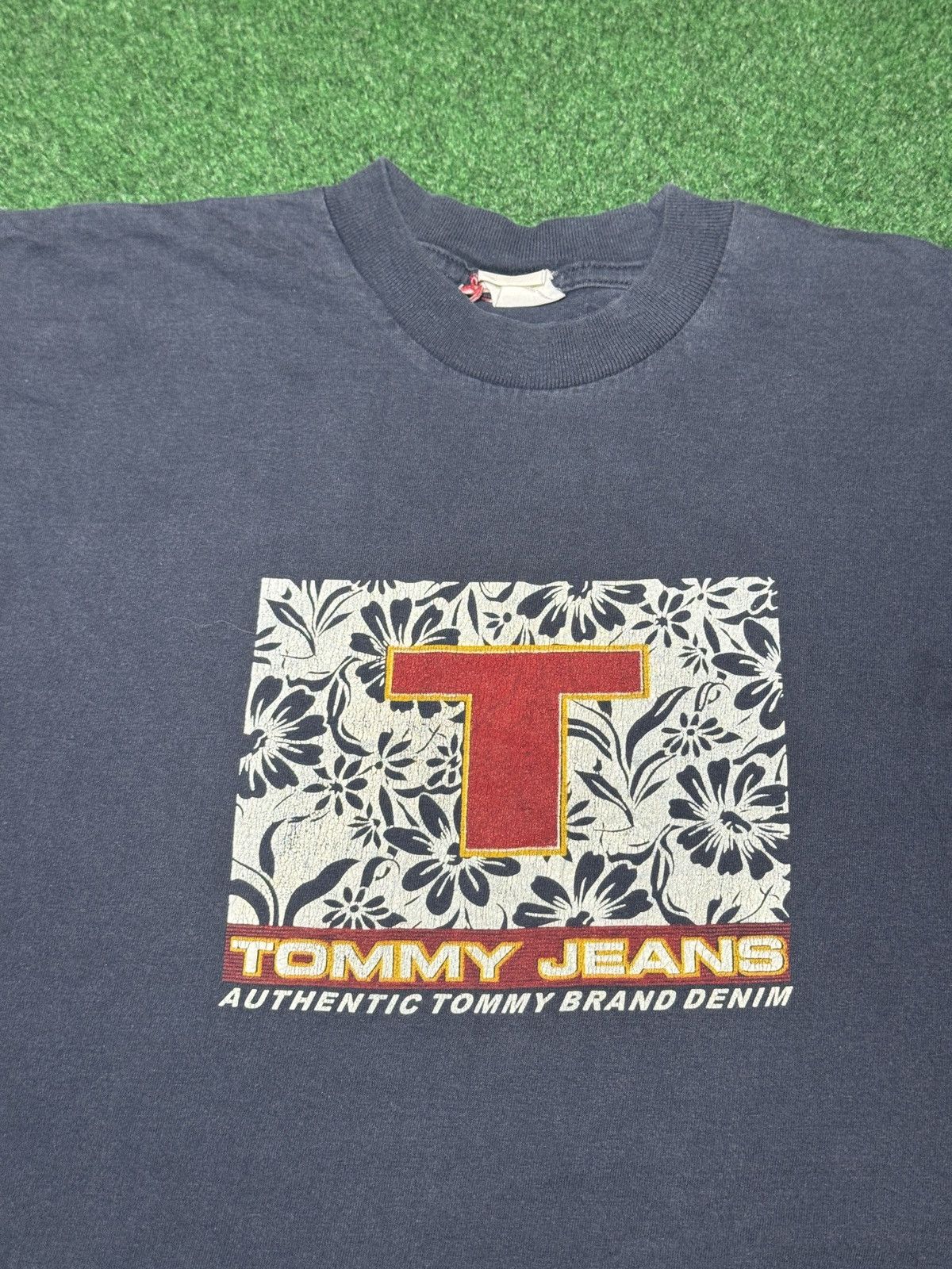 Tommy Hilfiger Tommy Hilfiger Vintage Cropped 90s 19x16 Faded T Shirt Size S / US 4 / IT 40 - 2 Thumbnail