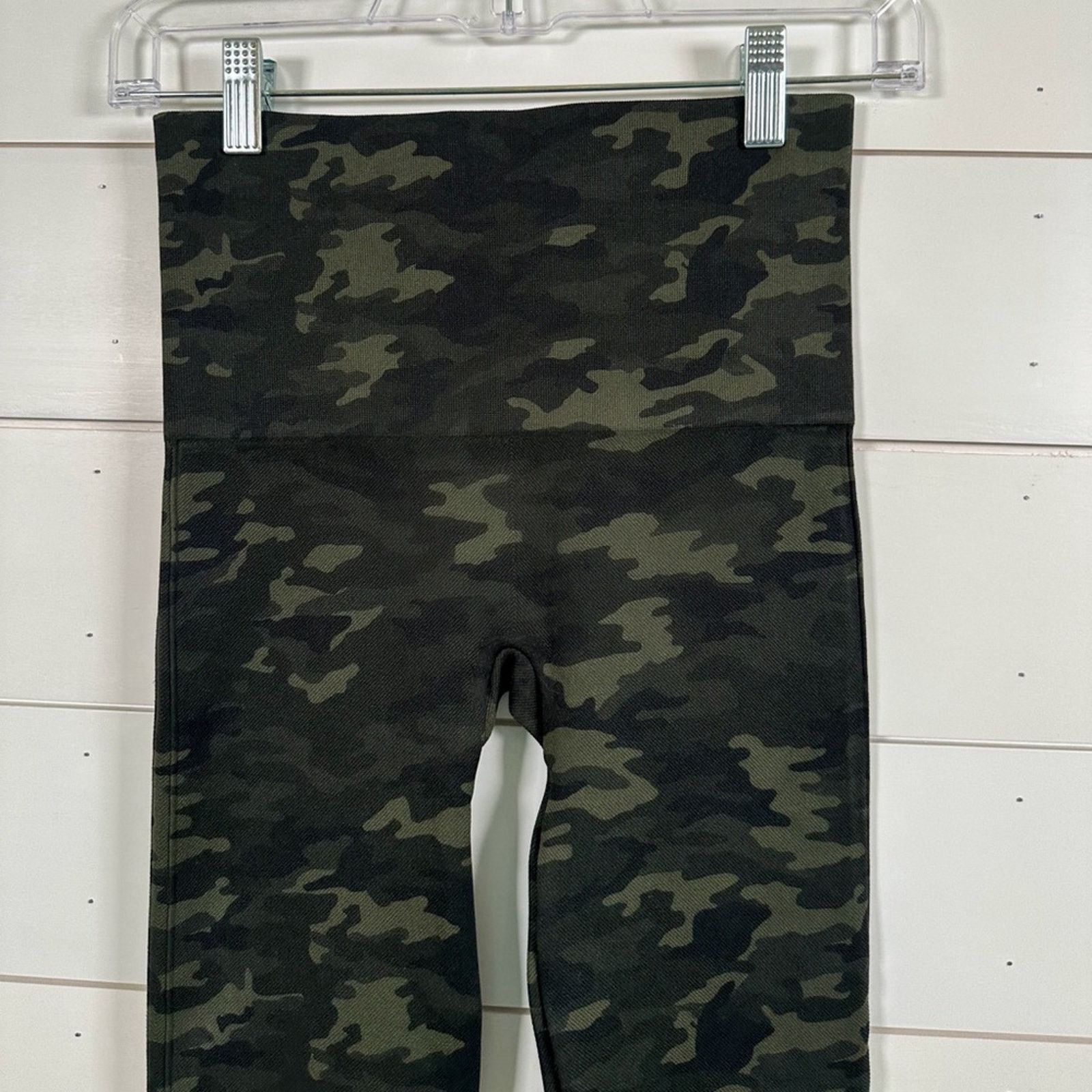 Spanx Spanx Seamless Dark Green Camo Leggings Medium, MSRP $68 Size 30" / US 8 / IT 44 - 9 Thumbnail