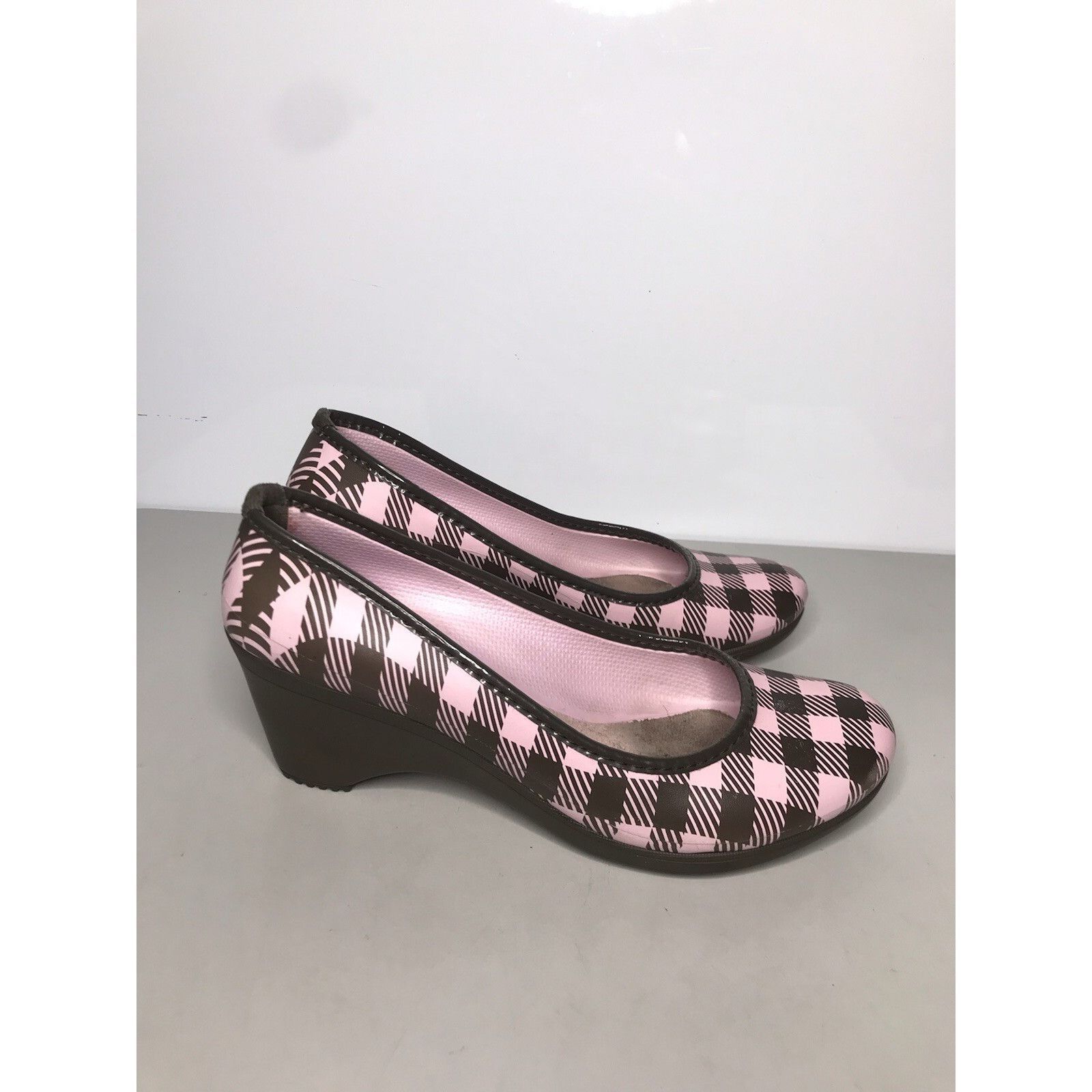 Crocs Crocs Pink Brown Plaid Rubber SlipOn Pump Casual Wedge Shoes Size US 9 / IT 39 - 17 Thumbnail