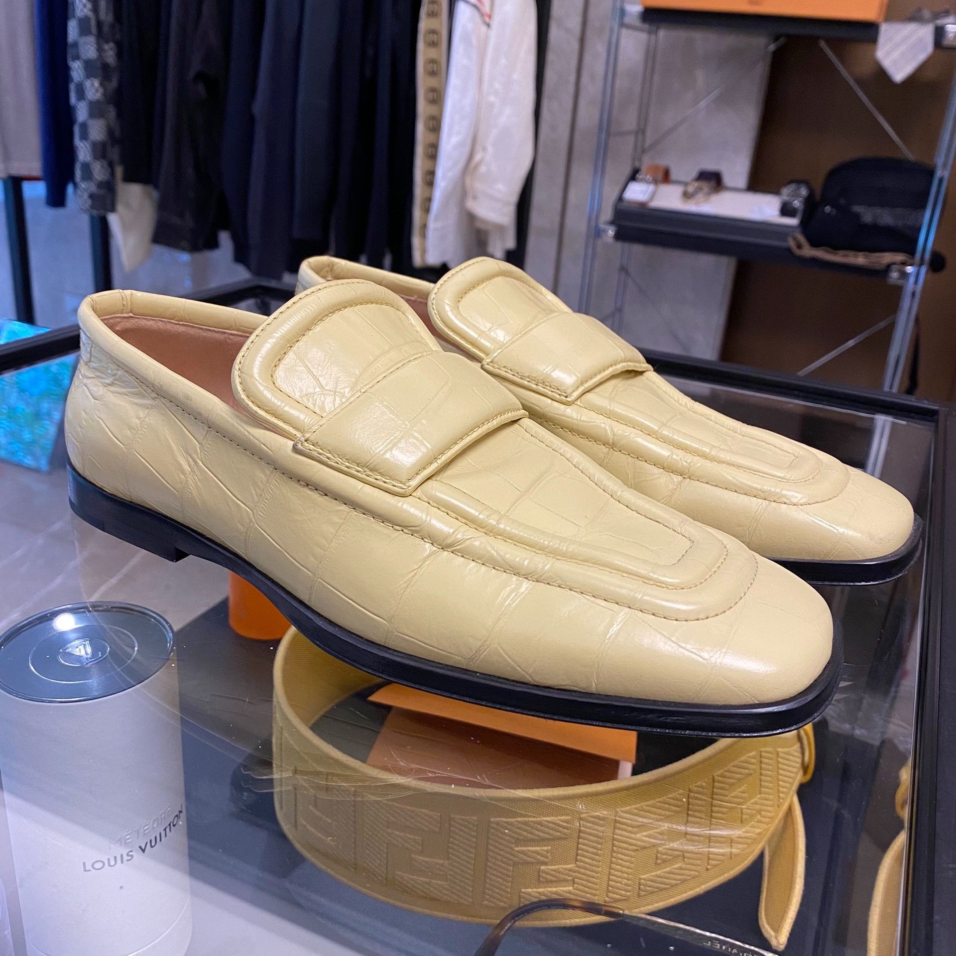 Bottega Veneta Bottega Veneta Yellow Lowtop Sneakers us_5 Women Size US 5 / IT 35 - 1 Thumbnail