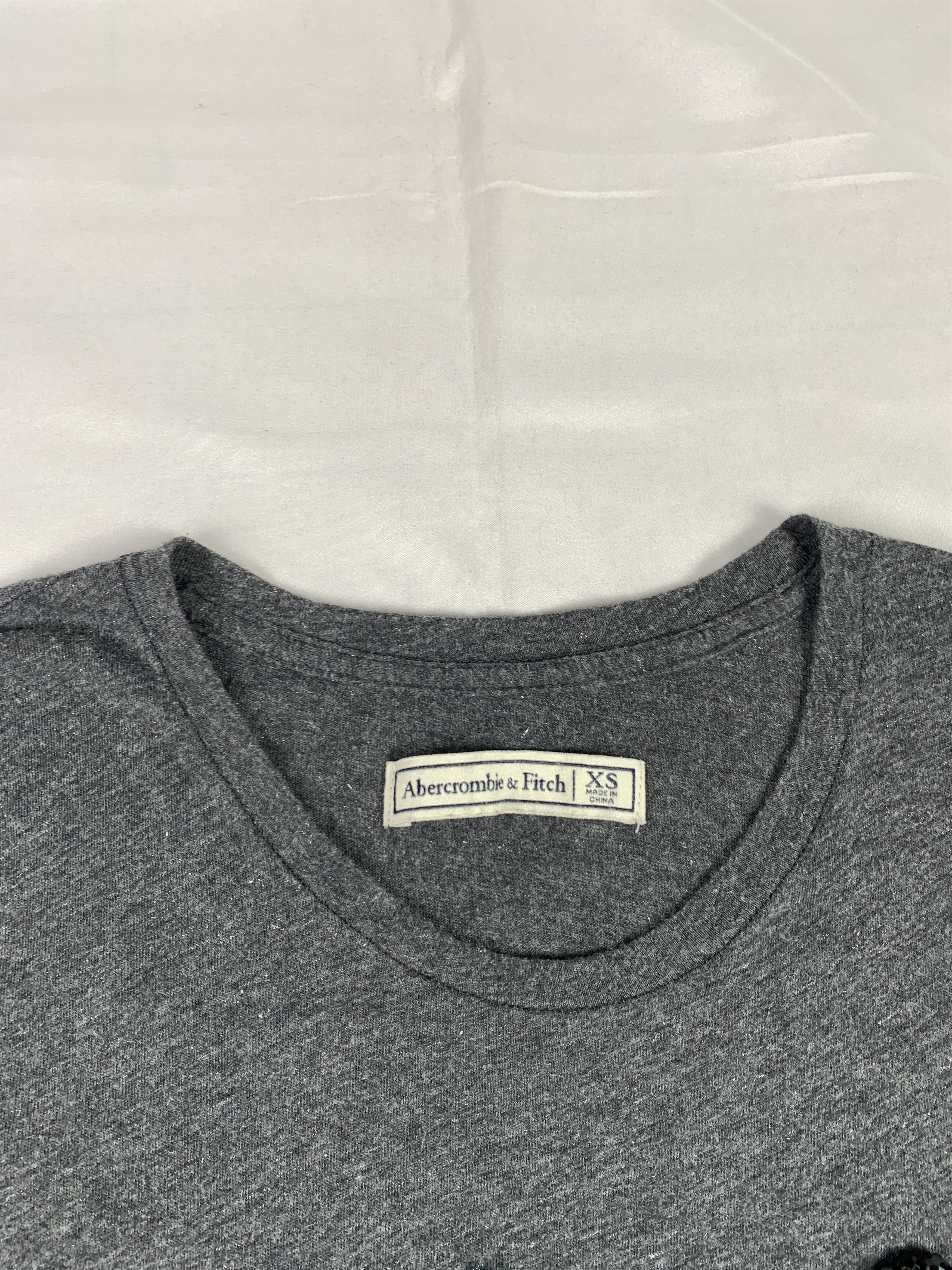 Abercrombie & Fitch Abercrombie & Fitch Gray Glitter Beady Tee (S) Size S / US 4 / IT 40 - 6 Thumbnail